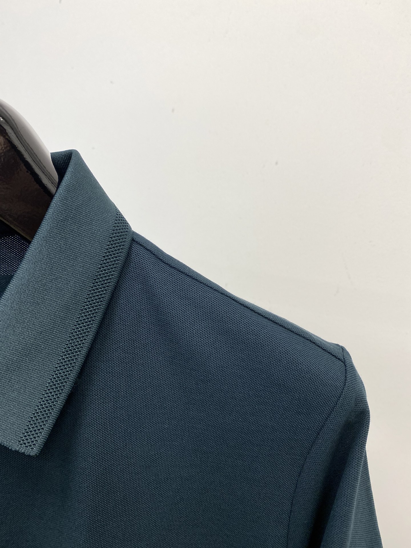 ￼ DG、2025新品短袖T恤，帅气时尚，胸前精致刺绣字母logo，简约百搭款。面料棉 不仅挺括，保持潮