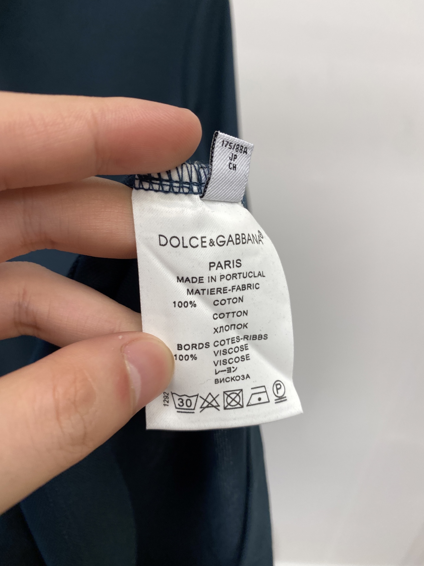 ￼ DG、2025新品短袖T恤，帅气时尚，胸前精致刺绣字母logo，简约百搭款。面料棉 不仅挺括，保持潮