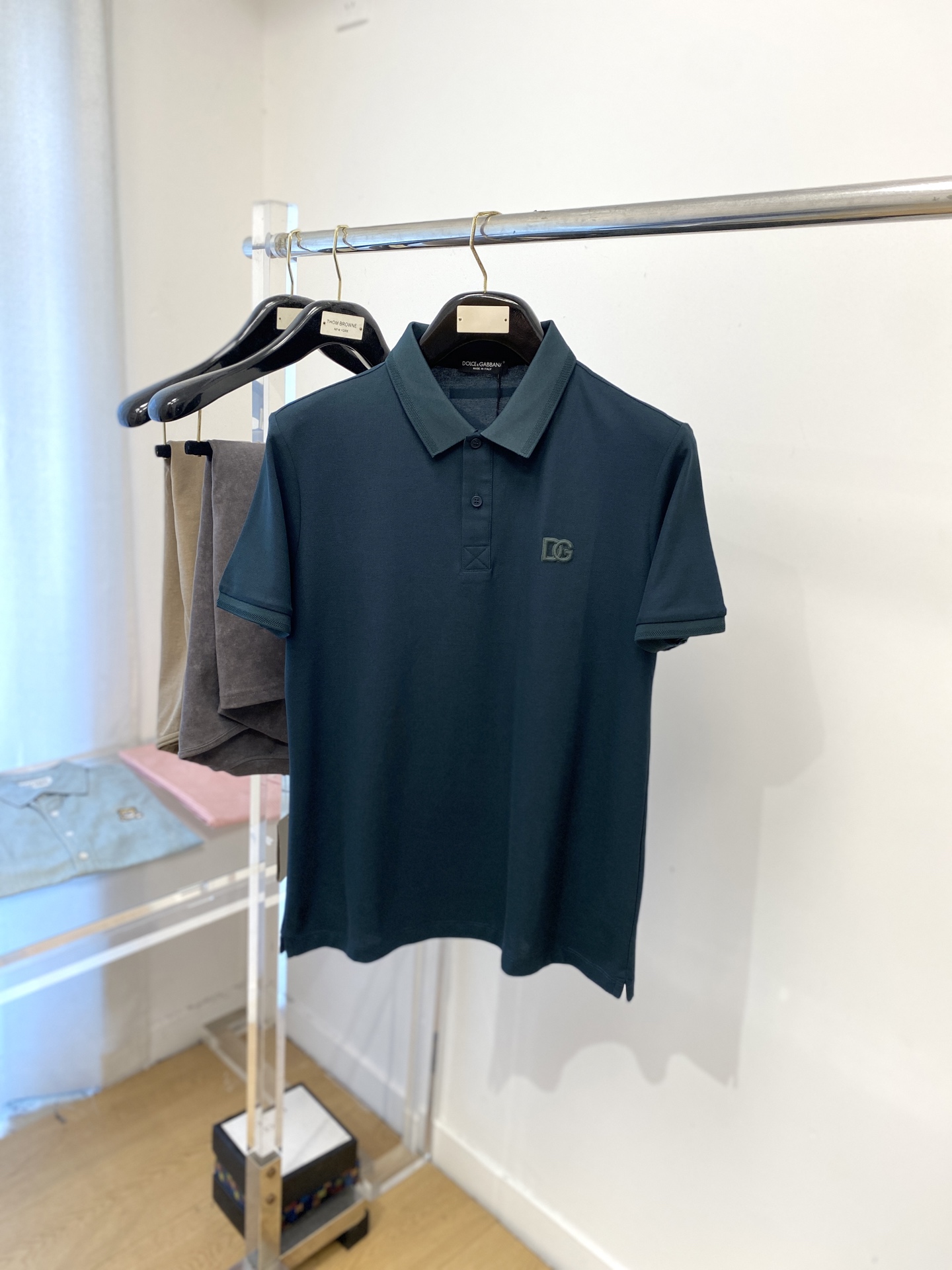 NO:515072,DG, 2025 new short-sleeved T-shirt, handsome and fashionable, exquisite embroidered letter logo on the chest, simple and versatile style. The fabric cotton is not only crisp, maintains the trendy silhouette, but also comfortable to wear, and the yarn is more delicate, the number M-3XL, T-shirt,tees, t-shirt,alexander wang19860909DG、2025新品短袖T恤,帅气时尚,胸前精致刺绣字母logo,简约百搭款.面料棉 不仅挺括,保持潮流的廓形,又穿着舒适,纱织更细腻,码数M-3XL,,T-shirt,tees，t-shirt,alexander wang,Men's clothing