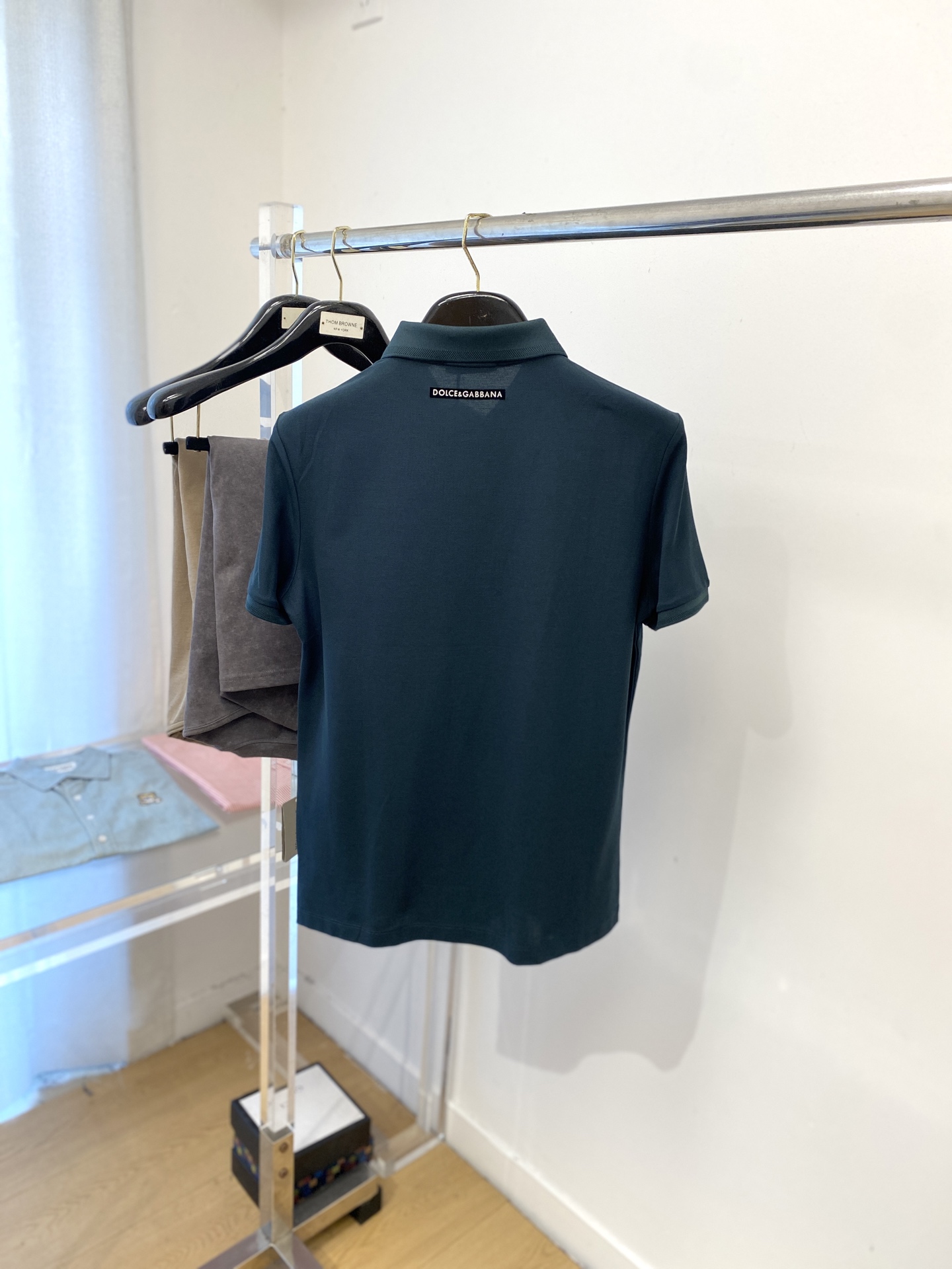 ￼ DG、2025新品短袖T恤，帅气时尚，胸前精致刺绣字母logo，简约百搭款。面料棉 不仅挺括，保持潮