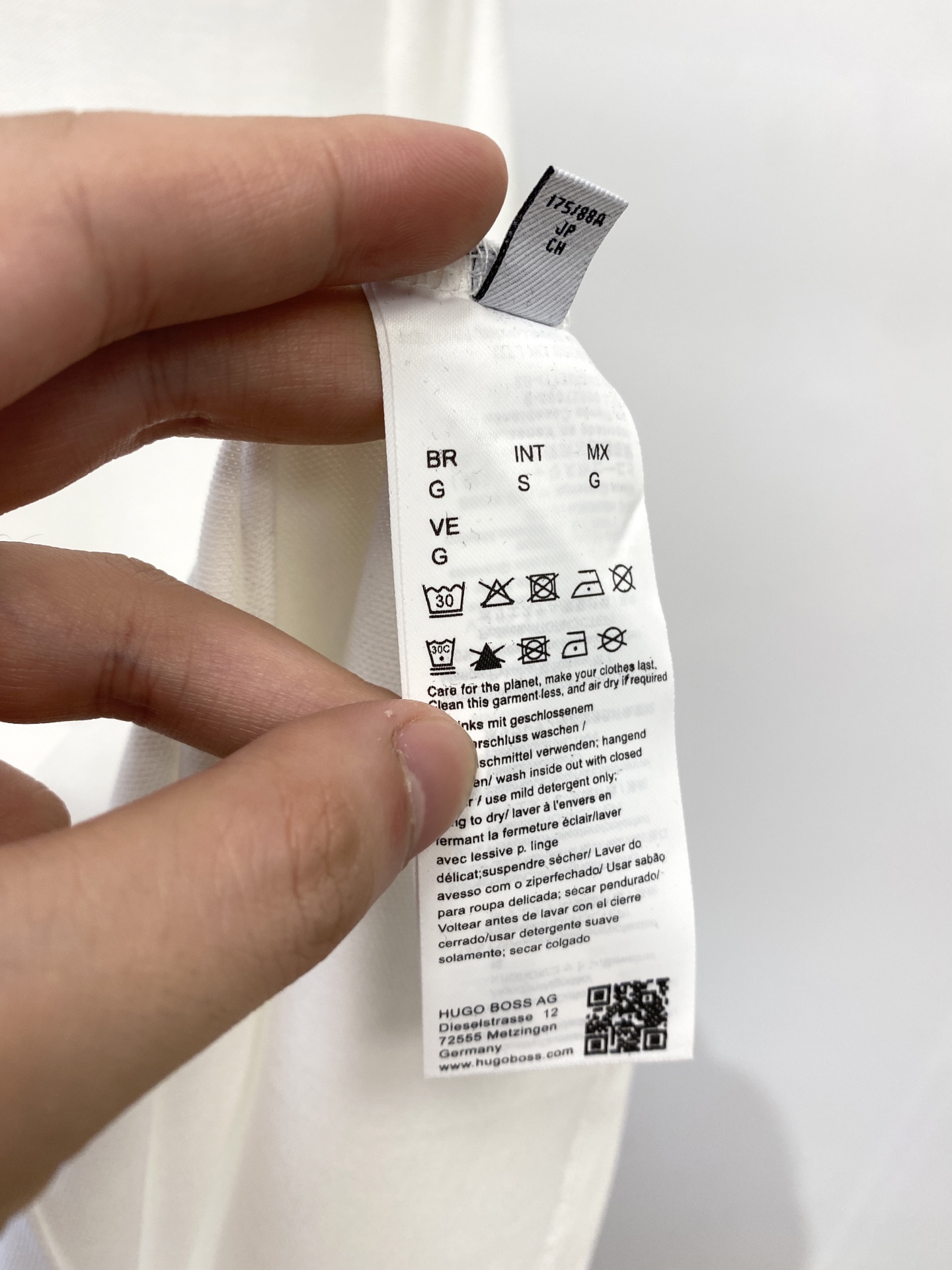 ￼ BOSS、2025新品短袖T恤，帅气时尚，胸前顶级印胶字母logo，简约百搭款。面料棉 不仅挺括，保