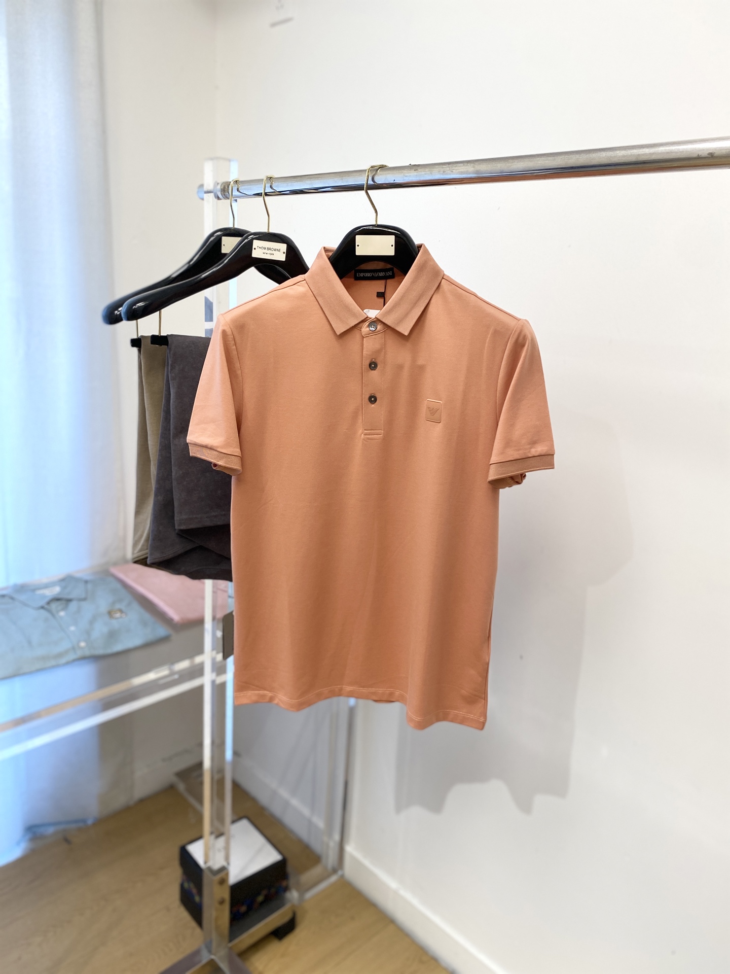 NO:516564,Armani, 2025 new short-sleeved T-shirt, handsome and fashionable, top-grade concave and embossed glue pattern logo on the chest, simple and versatile style. Fabric cotton is not only crisp, maintains a fashionable silhouette, but also comfortable to wear, and the yarn is more delicate, the number M-3XL,,armani, T-shirt,tees, t-shirt,alexander wang19860909阿玛尼、2025新品短袖T恤,帅气时尚,胸前顶级凹凸印胶图案logo,简约百搭款.面料棉 不仅挺括,保持潮流的廓形,又穿着舒适,纱织更细腻,码数M-3XL,,armani,T-shirt,tees，t-shirt,alexander wang,Men's clothing