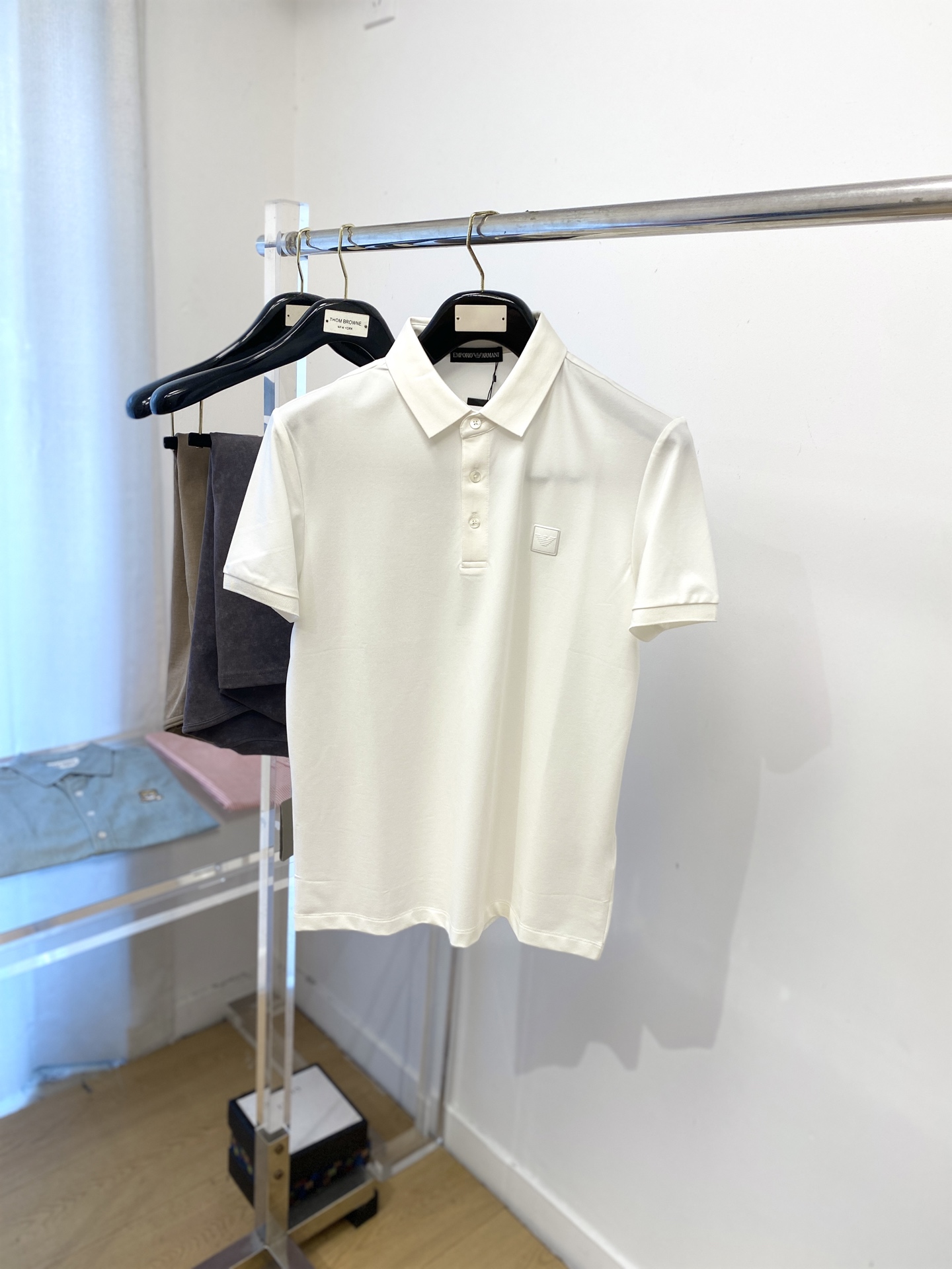 NO:515068,Armani, 2025 new short-sleeved T-shirt, handsome and fashionable, top-grade concave and embossed glue pattern logo on the chest, simple and versatile style. Fabric cotton is not only crisp, maintains a fashionable silhouette, but also comfortable to wear, and the yarn is more delicate, the number M-3XL,,armani, T-shirt,tees, t-shirt,alexander wang19860909阿玛尼、2025新品短袖T恤,帅气时尚,胸前顶级凹凸印胶图案logo,简约百搭款.面料棉 不仅挺括,保持潮流的廓形,又穿着舒适,纱织更细腻,码数M-3XL,,armani,T-shirt,tees，t-shirt,alexander wang,Men's clothing