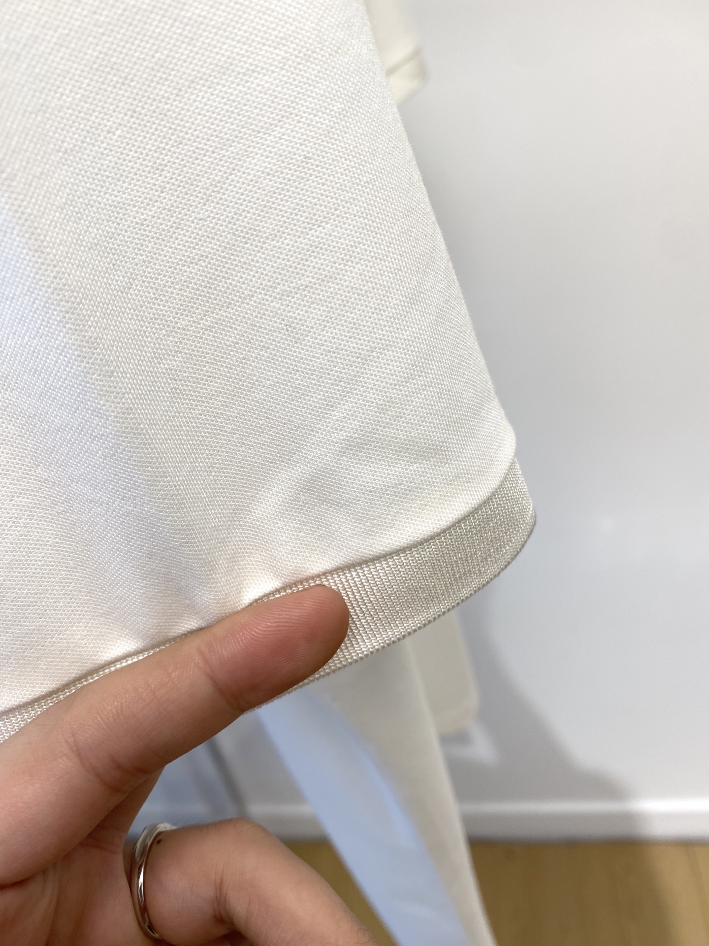 阿玛尼、2025新品短袖T恤，帅气时尚，胸前顶级凹凸印胶图案logo，简约百搭款。面料棉 不仅挺括，保持