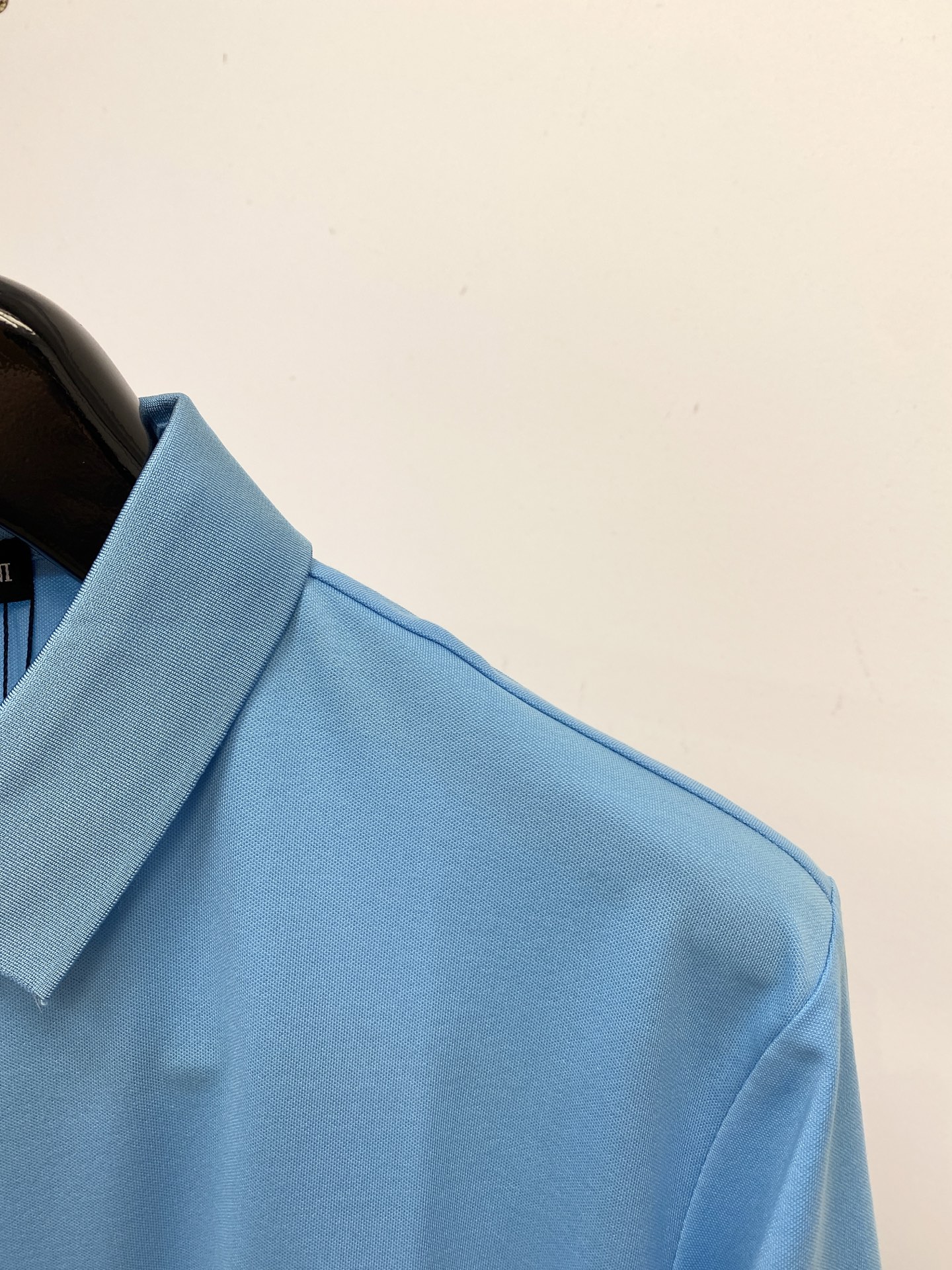 阿玛尼、2025新品短袖T恤，帅气时尚，胸前顶级凹凸印胶图案logo，简约百搭款。面料棉 不仅挺括，保持