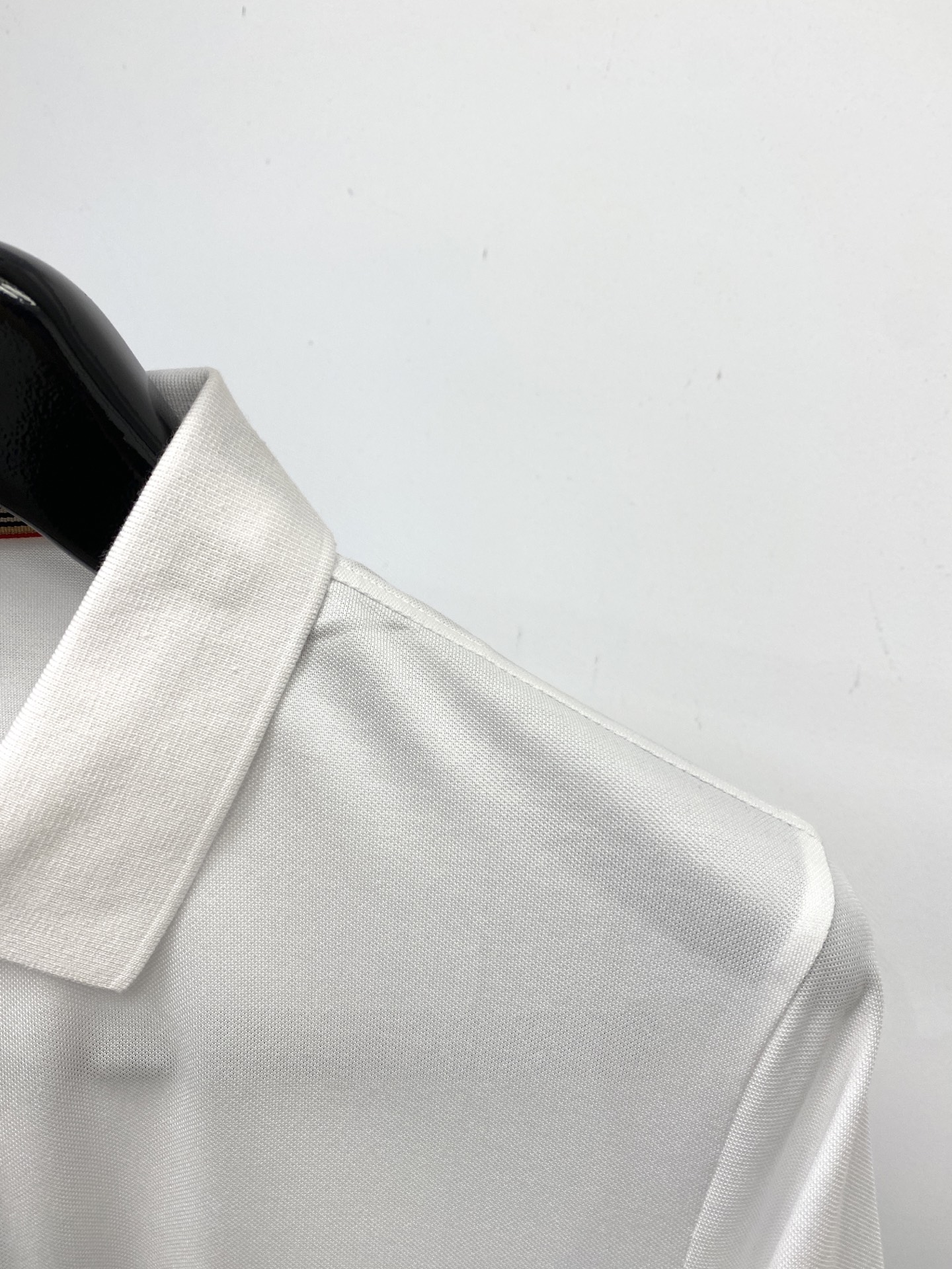 巴宝莉、2025新品短袖T恤，帅气时尚，胸前精致刺绣图案logo，简约百搭款。面料棉 不仅挺括，保持潮流