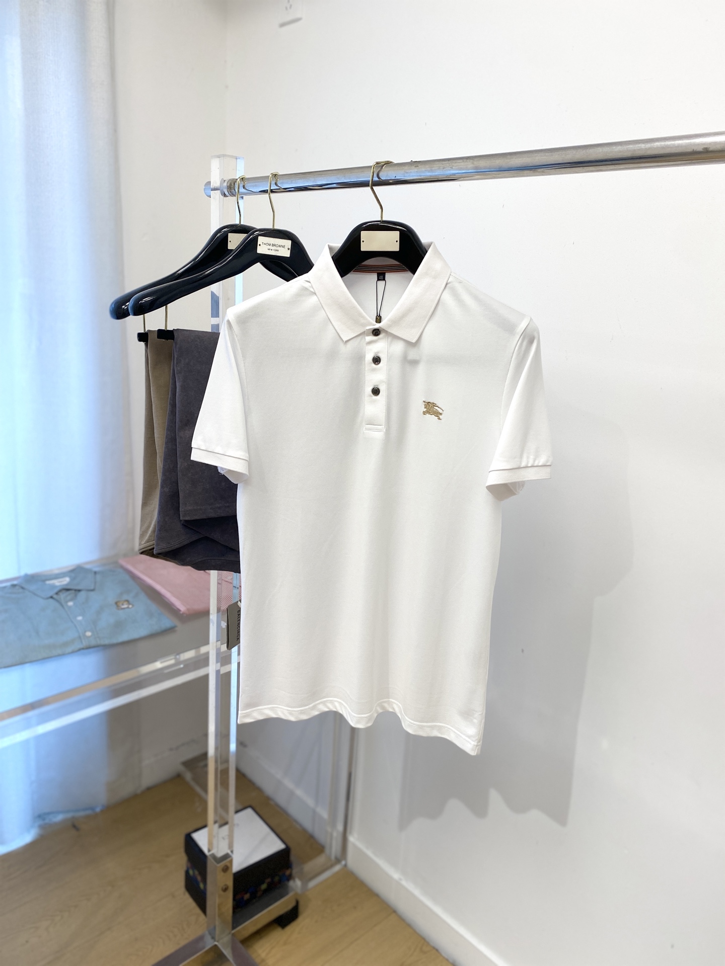 NO:516561,Burberry, 2025 new short-sleeved T-shirt, handsome and fashionable, exquisite embroidered pattern logo on the chest, simple and versatile style. Fabric cotton is not only crisp, maintains a fashionable silhouette, but also comfortable to wear, and the yarn is more delicate, the number M-3XL, burberry, T-shirt, tees, t-shirt, alexander wang19860909巴宝莉、2025新品短袖T恤,帅气时尚,胸前精致刺绣图案logo,简约百搭款.面料棉 不仅挺括,保持潮流的廓形,又穿着舒适,纱织更细腻,码数M-3XL,,burberry,T-shirt,tees，t-shirt,alexander wang,Men's clothing