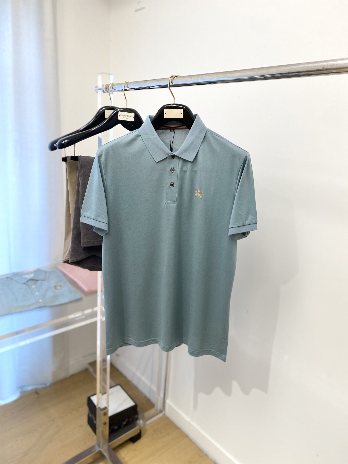 NO:515066,Burberry, 2025 new short-sleeved T-shirt, handsome and fashionable, exquisite embroidered pattern logo on the chest, simple and versatile style. Fabric cotton is not only crisp, maintains a fashionable silhouette, but also comfortable to wear, and the yarn is more delicate, the number M-3XL, burberry, T-shirt, tees, t-shirt, alexander wang19860909巴宝莉、2025新品短袖T恤,帅气时尚,胸前精致刺绣图案logo,简约百搭款.面料棉 不仅挺括,保持潮流的廓形,又穿着舒适,纱织更细腻,码数M-3XL,,burberry,T-shirt,tees，t-shirt,alexander wang,Men's clothing