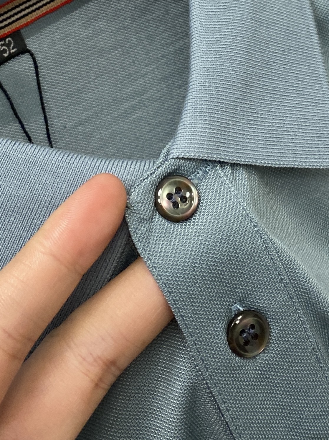 巴宝莉、2025新品短袖T恤，帅气时尚，胸前精致刺绣图案logo，简约百搭款。面料棉 不仅挺括，保持潮流