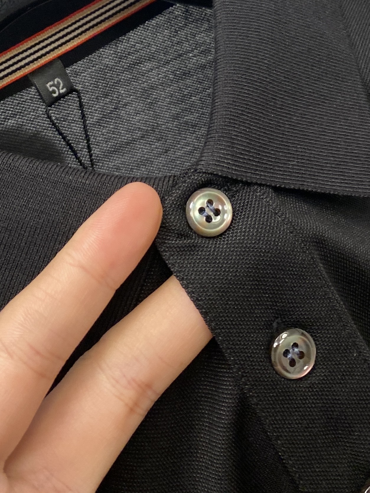 ￼ 巴宝莉、2025新品短袖T恤，帅气时尚，胸前精致刺绣图案logo，简约百搭款。面料棉 不仅挺括，保持