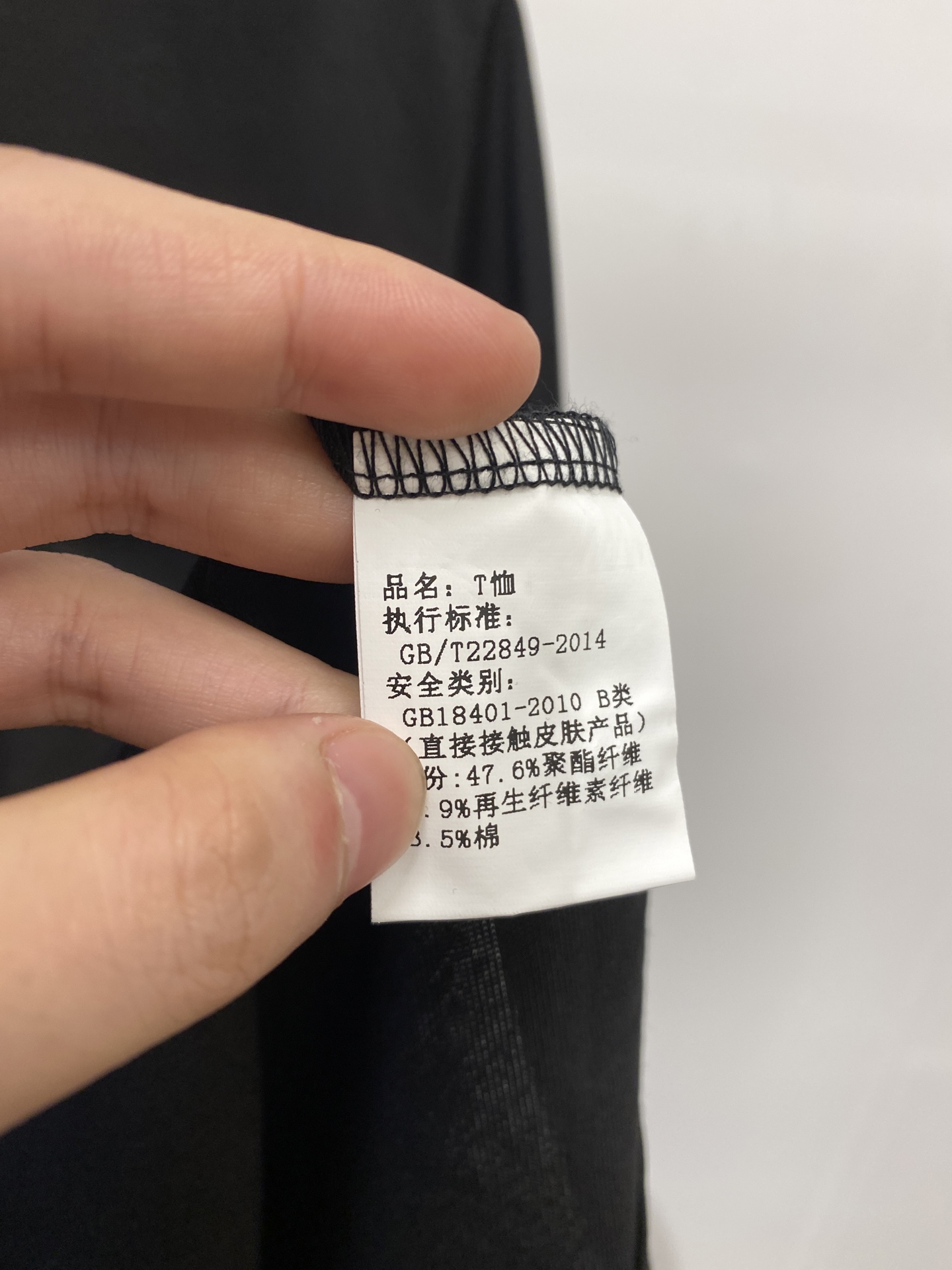 ￼ 巴宝莉、2025新品短袖T恤，帅气时尚，胸前精致刺绣图案logo，简约百搭款。面料棉 不仅挺括，保持