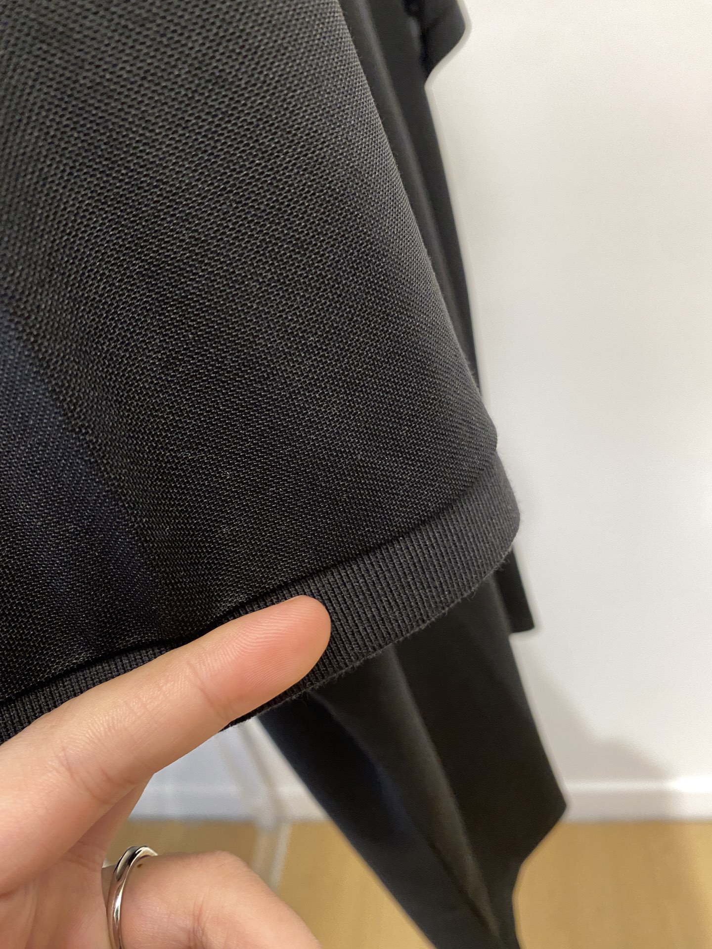 ￼ 巴宝莉、2025新品短袖T恤，帅气时尚，胸前精致刺绣图案logo，简约百搭款。面料棉 不仅挺括，保持