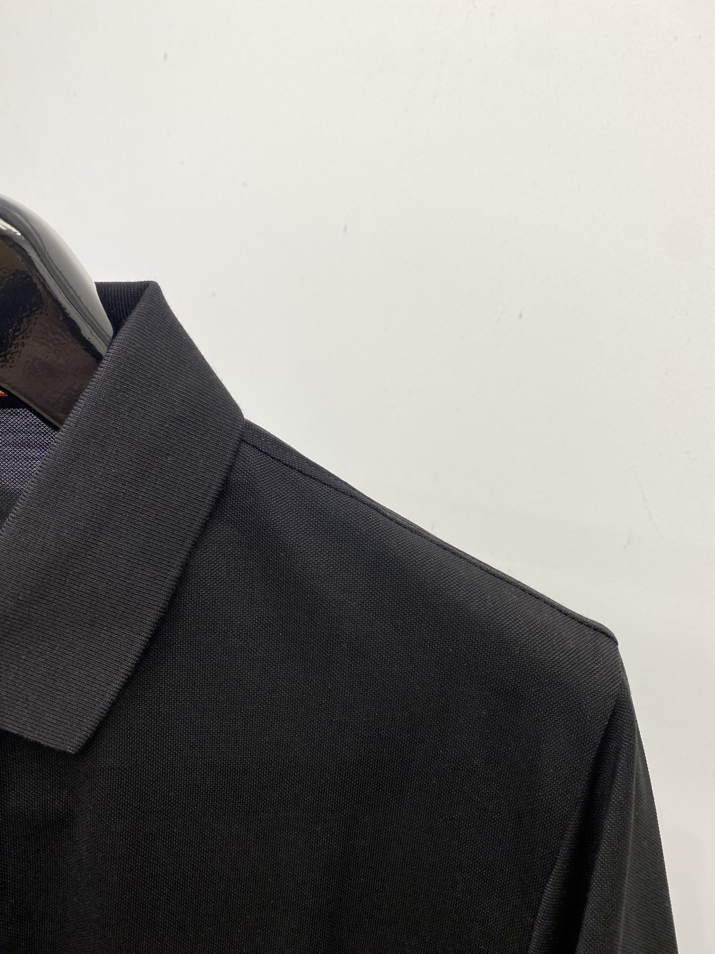 ￼ 巴宝莉、2025新品短袖T恤，帅气时尚，胸前精致刺绣图案logo，简约百搭款。面料棉 不仅挺括，保持