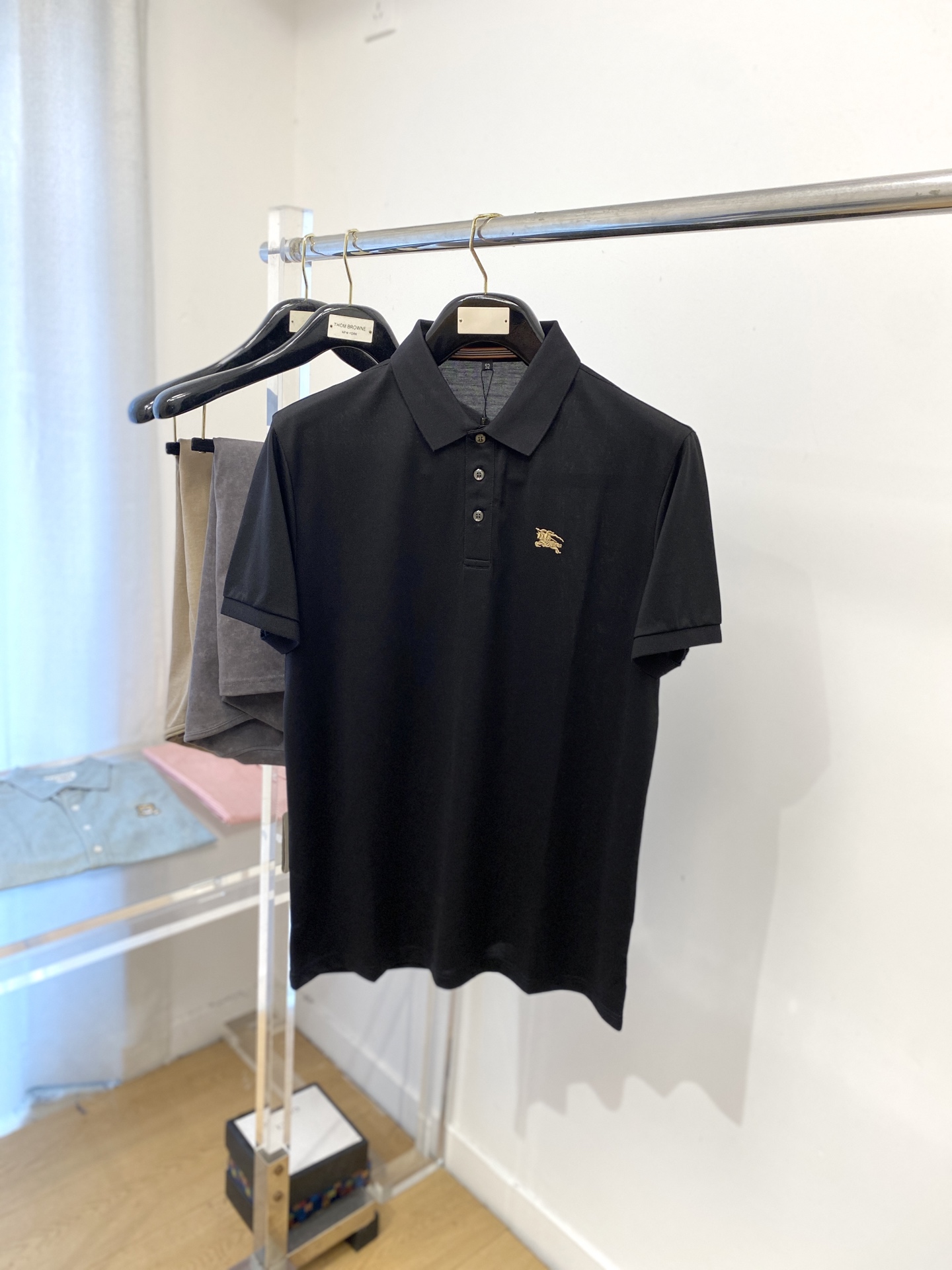 NO:515067,Burberry, 2025 new short-sleeved T-shirt, handsome and fashionable, exquisite embroidered pattern logo on the chest, simple and versatile style. Fabric cotton is not only crisp, maintains a fashionable silhouette, but also comfortable to wear, and the yarn is more delicate, the number M-3XL, burberry, T-shirt, tees, t-shirt, alexander wang19860909巴宝莉、2025新品短袖T恤,帅气时尚,胸前精致刺绣图案logo,简约百搭款.面料棉 不仅挺括,保持潮流的廓形,又穿着舒适,纱织更细腻,码数M-3XL,,burberry,T-shirt,tees，t-shirt,alexander wang,Men's clothing