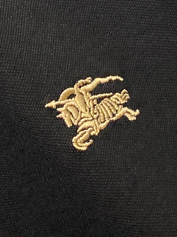 ￼ 巴宝莉、2025新品短袖T恤，帅气时尚，胸前精致刺绣图案logo，简约百搭款。面料棉 不仅挺括，保持