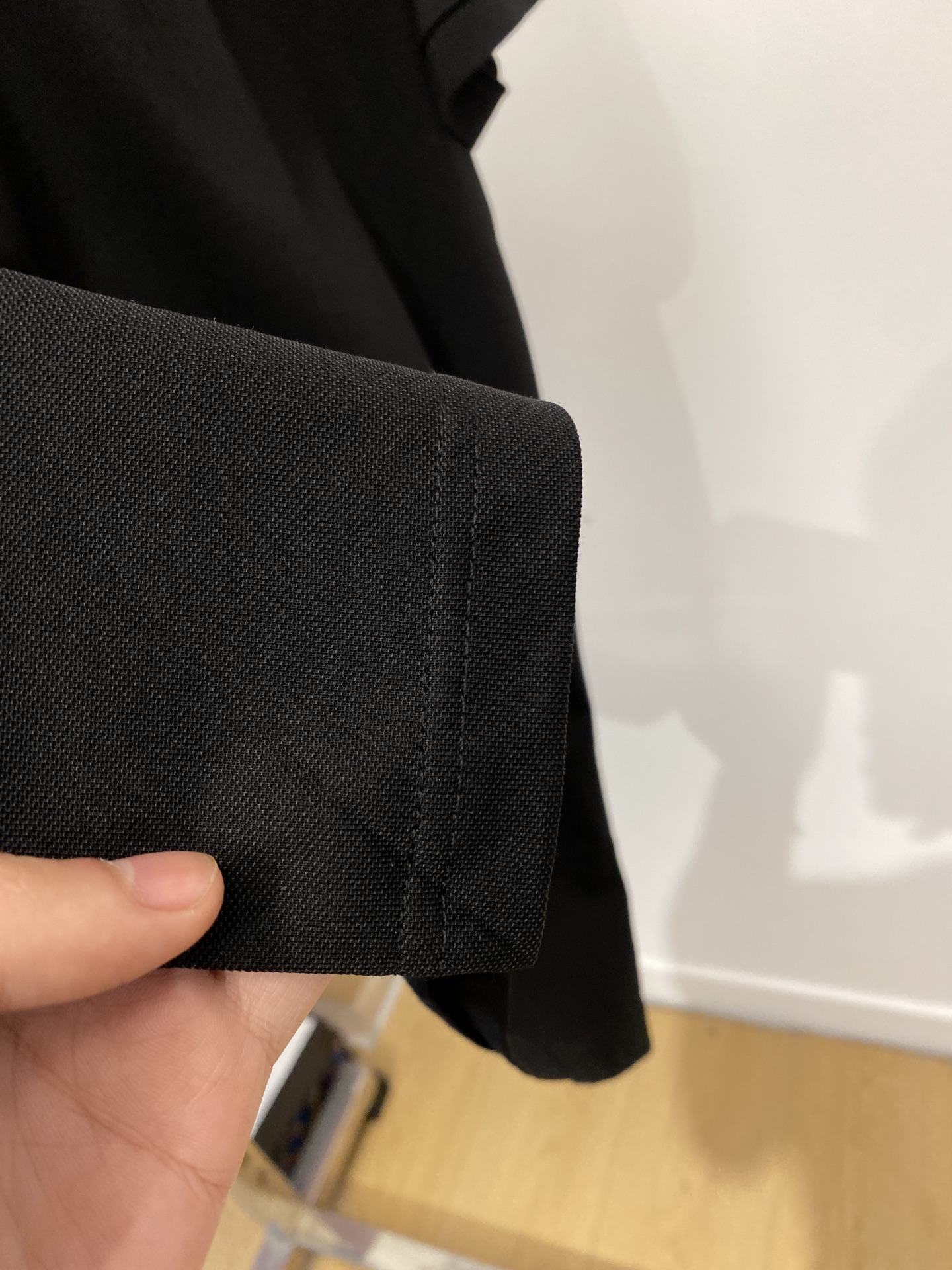 ￼ 巴宝莉、2025新品短袖T恤，帅气时尚，胸前精致刺绣图案logo，简约百搭款。面料棉 不仅挺括，保持