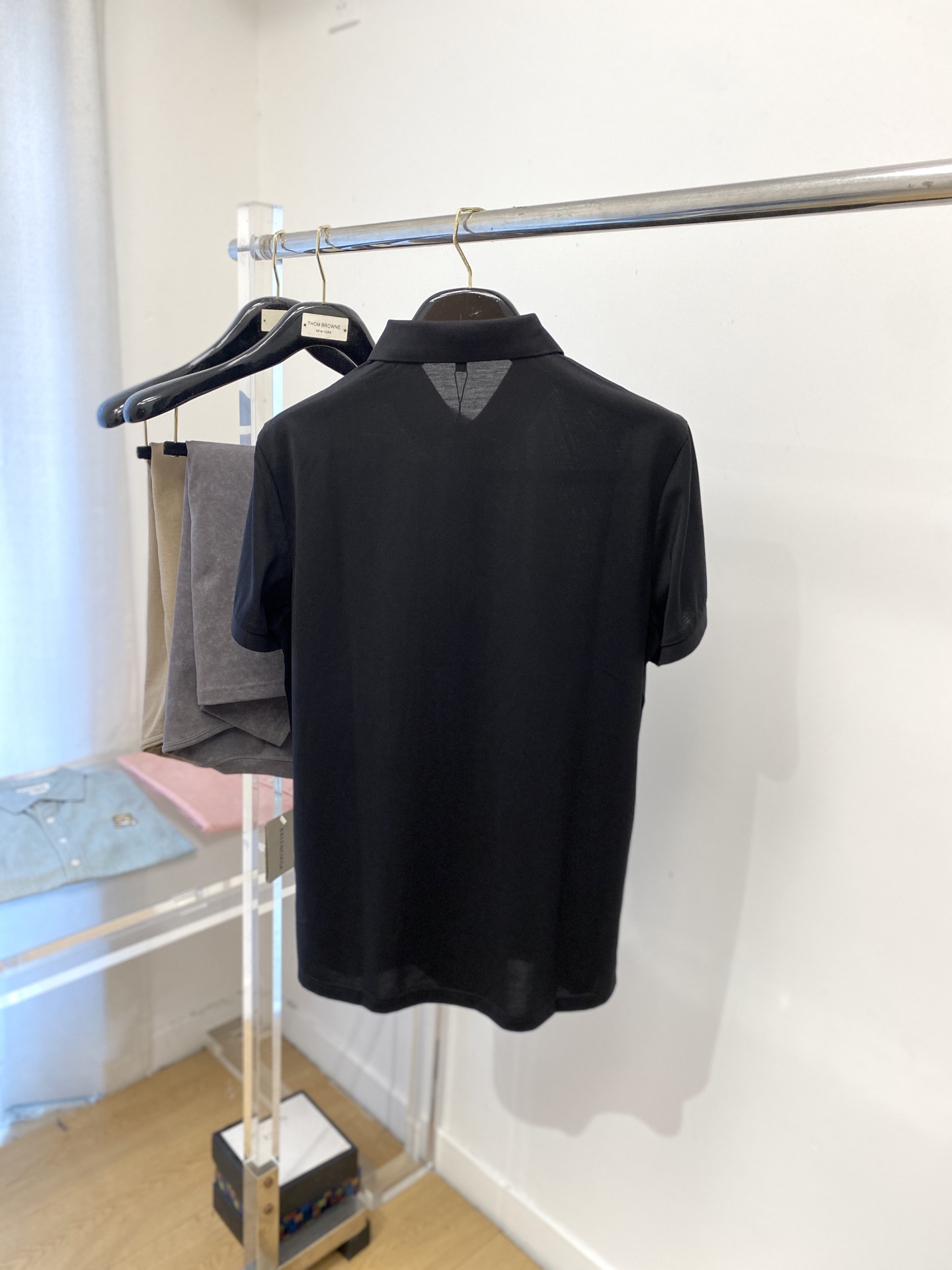 ￼ 巴宝莉、2025新品短袖T恤，帅气时尚，胸前精致刺绣图案logo，简约百搭款。面料棉 不仅挺括，保持