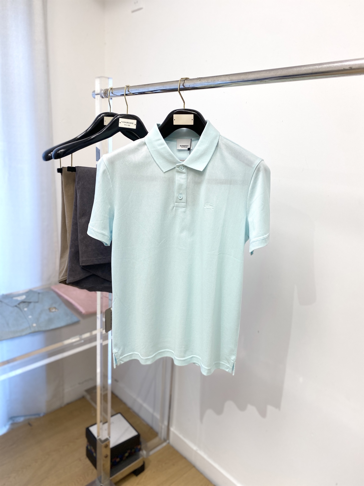 NO:516558,Burberry, 2025 new short-sleeved T-shirt, handsome and fashionable, top-grade glue-printed pattern logo on the chest, simple and versatile style. Fabric cotton is not only crisp, maintains a fashionable silhouette, but also comfortable to wear, and the yarn is more delicate, the number M-3XL, burberry, T-shirt, tees, t-shirt, alexander wang19860909巴宝莉、2025新品短袖T恤,帅气时尚,胸前顶级印胶图案logo,简约百搭款.面料棉 不仅挺括,保持潮流的廓形,又穿着舒适,纱织更细腻,码数M-3XL,,burberry,T-shirt,tees，t-shirt,alexander wang,Men's clothing