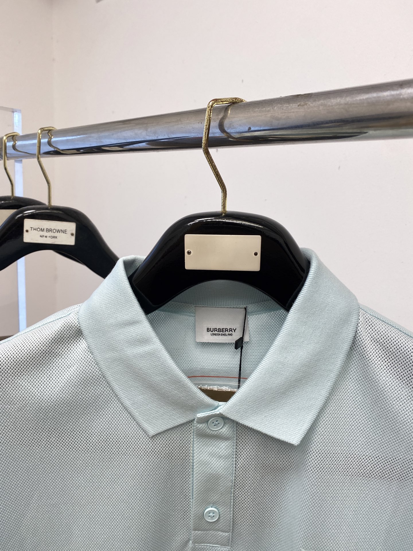 巴宝莉、2025新品短袖T恤，帅气时尚，胸前顶级印胶图案logo，简约百搭款。面料棉 不仅挺括，保持潮流