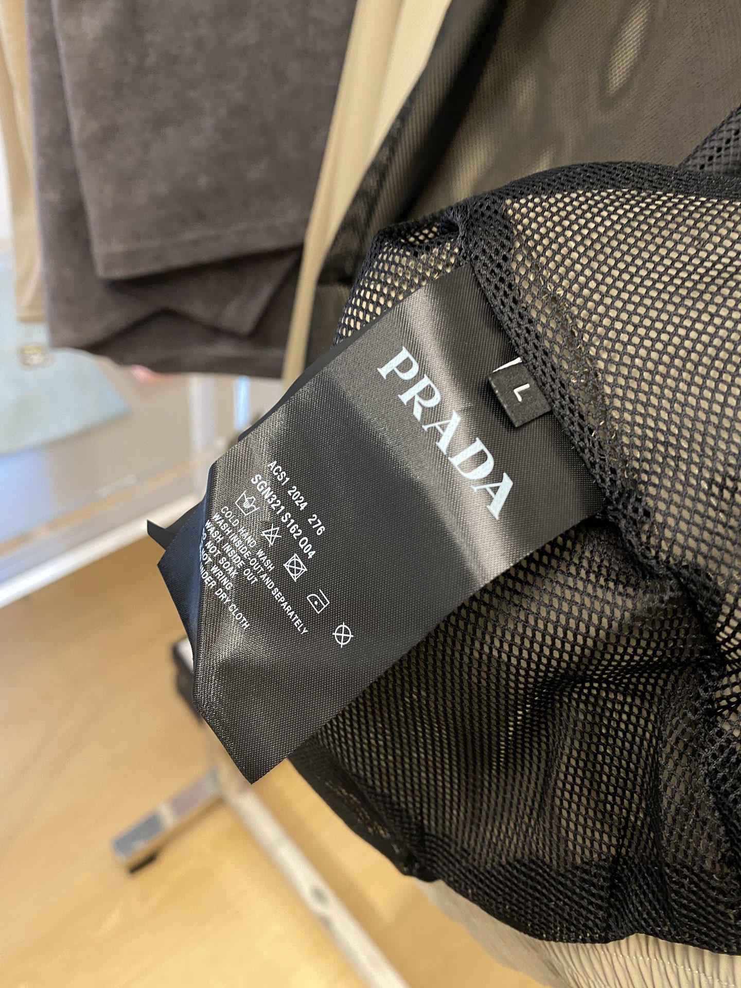 普拉达、2025新品夹克外套，时尚帅气，简约百搭款，袖口五金装饰三角标logo，定制原版面料，不仅挺括，