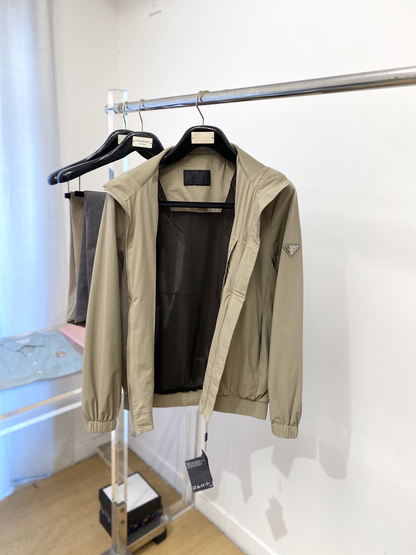 普拉达、2025新品夹克外套，时尚帅气，简约百搭款，袖口五金装饰三角标logo，定制原版面料，不仅挺括，
