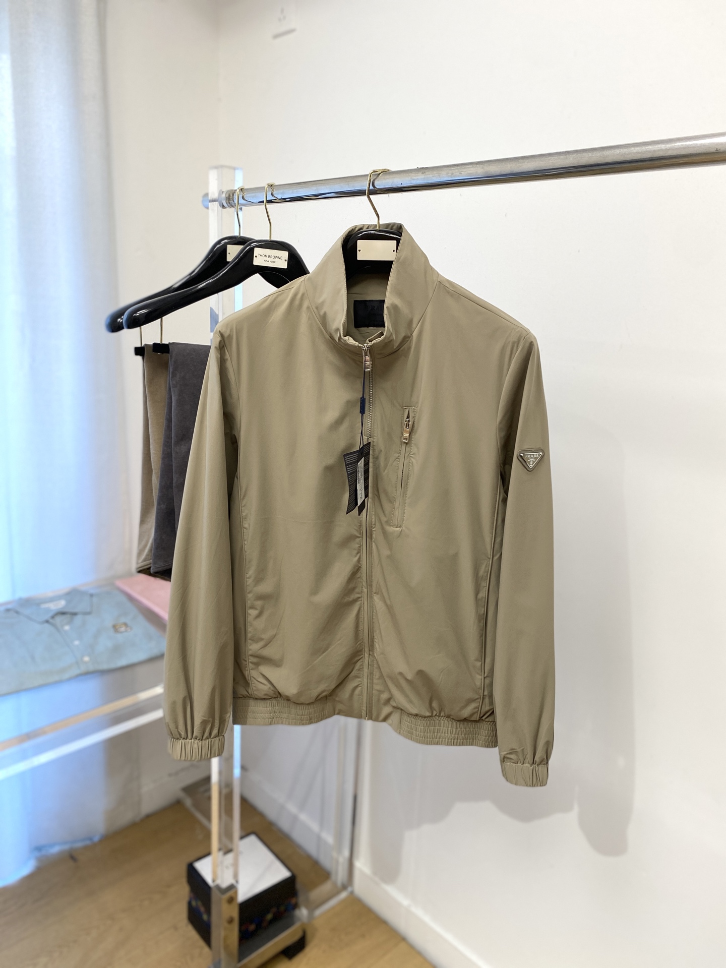 NO:516592,Prada, 2025 new jacket jacket, fashionable and handsome, simple and versatile, cuff hardware decorative triangle logo, customized original fabric, not only crisp, maintains the trendy silhouette, and is comfortable to wear, and the yarn weaving is more delicate, code number M-3XL, prada, jackets & coats, jackets & coats, alexander wang19860909普拉达、2025新品夹克外套,时尚帅气,简约百搭款,袖口五金装饰三角标logo,定制原版面料,不仅挺括,保持潮流的廓形,又穿着舒适,纱织更细腻,码数M-3XL,,prada,jackets & coats,jackets & coats,alexander wang,Men's clothing