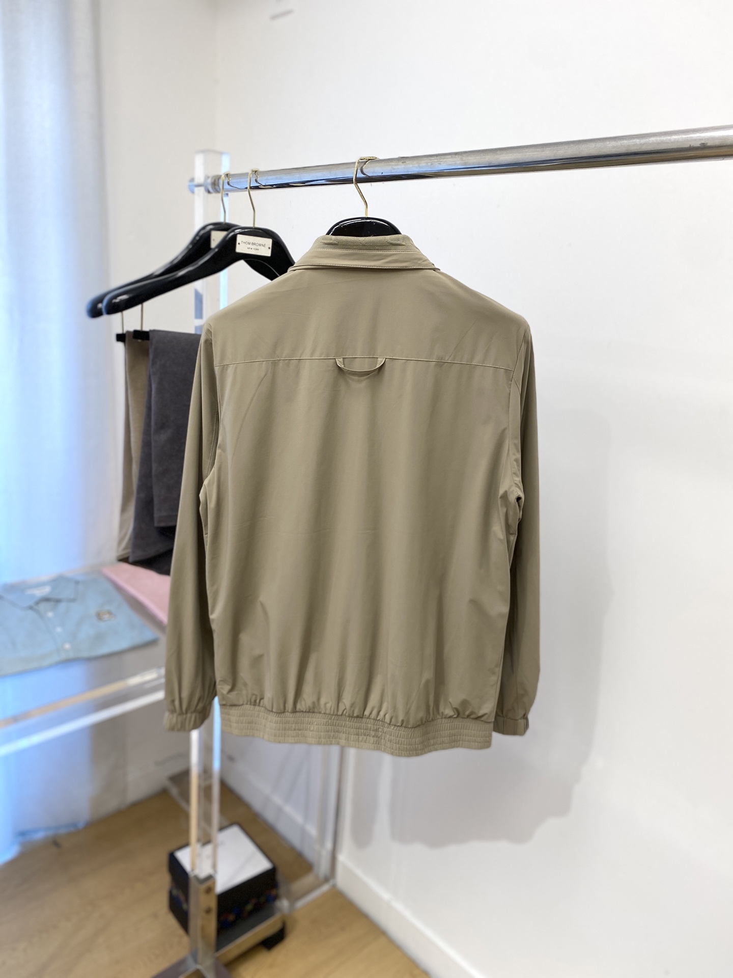 普拉达、2025新品夹克外套，时尚帅气，简约百搭款，袖口五金装饰三角标logo，定制原版面料，不仅挺括，