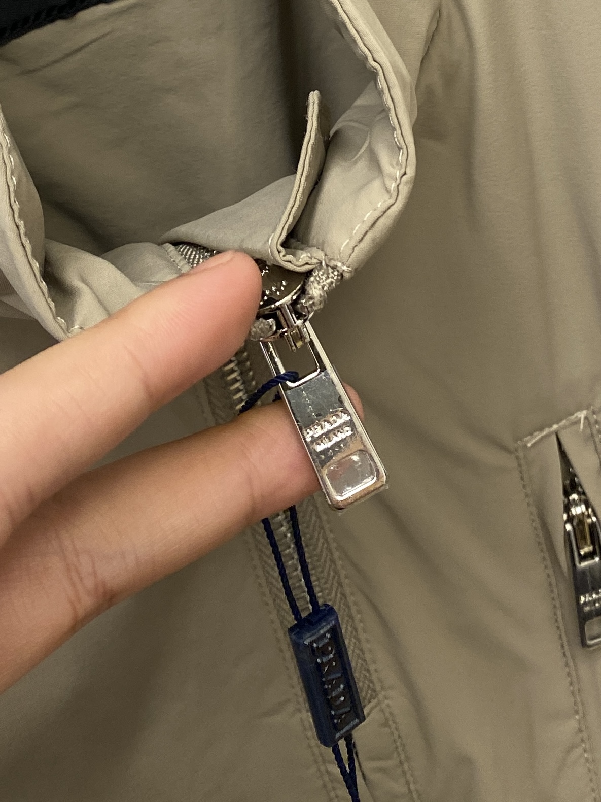 普拉达、2025新品夹克外套，时尚帅气，简约百搭款，袖口五金装饰三角标logo，定制原版面料，不仅挺括，