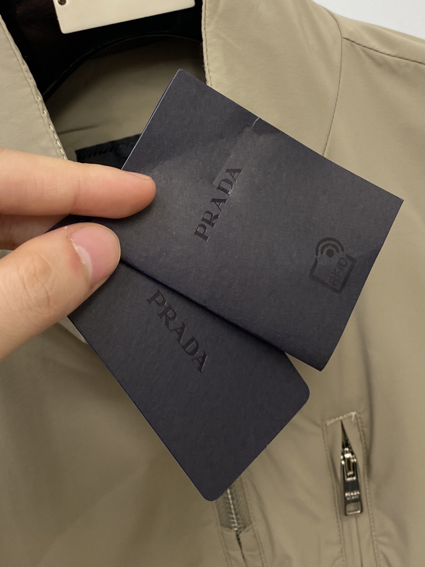 普拉达、2025新品夹克外套，时尚帅气，简约百搭款，袖口五金装饰三角标logo，定制原版面料，不仅挺括，