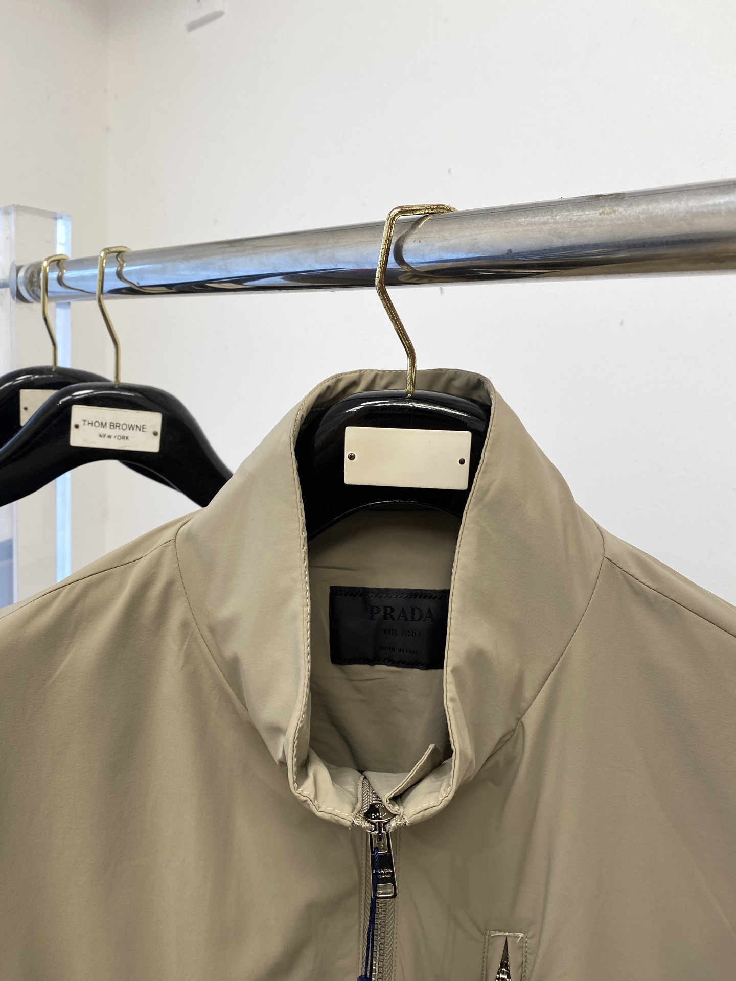 普拉达、2025新品夹克外套，时尚帅气，简约百搭款，袖口五金装饰三角标logo，定制原版面料，不仅挺括，
