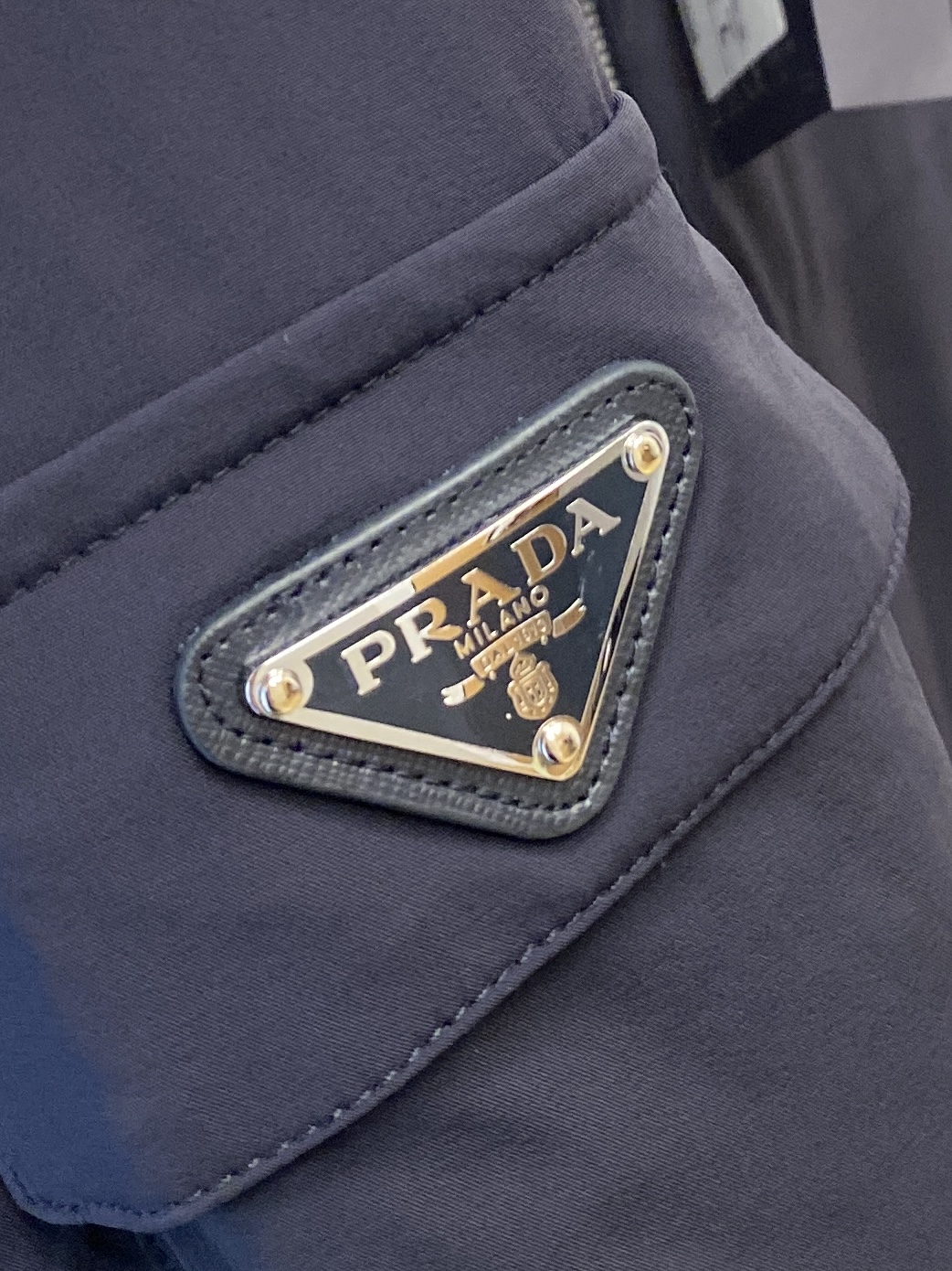 ￼ 普拉达、2025新品夹克外套，时尚帅气，简约百搭款，袖口五金装饰三角标logo，定制原版面料，不仅挺