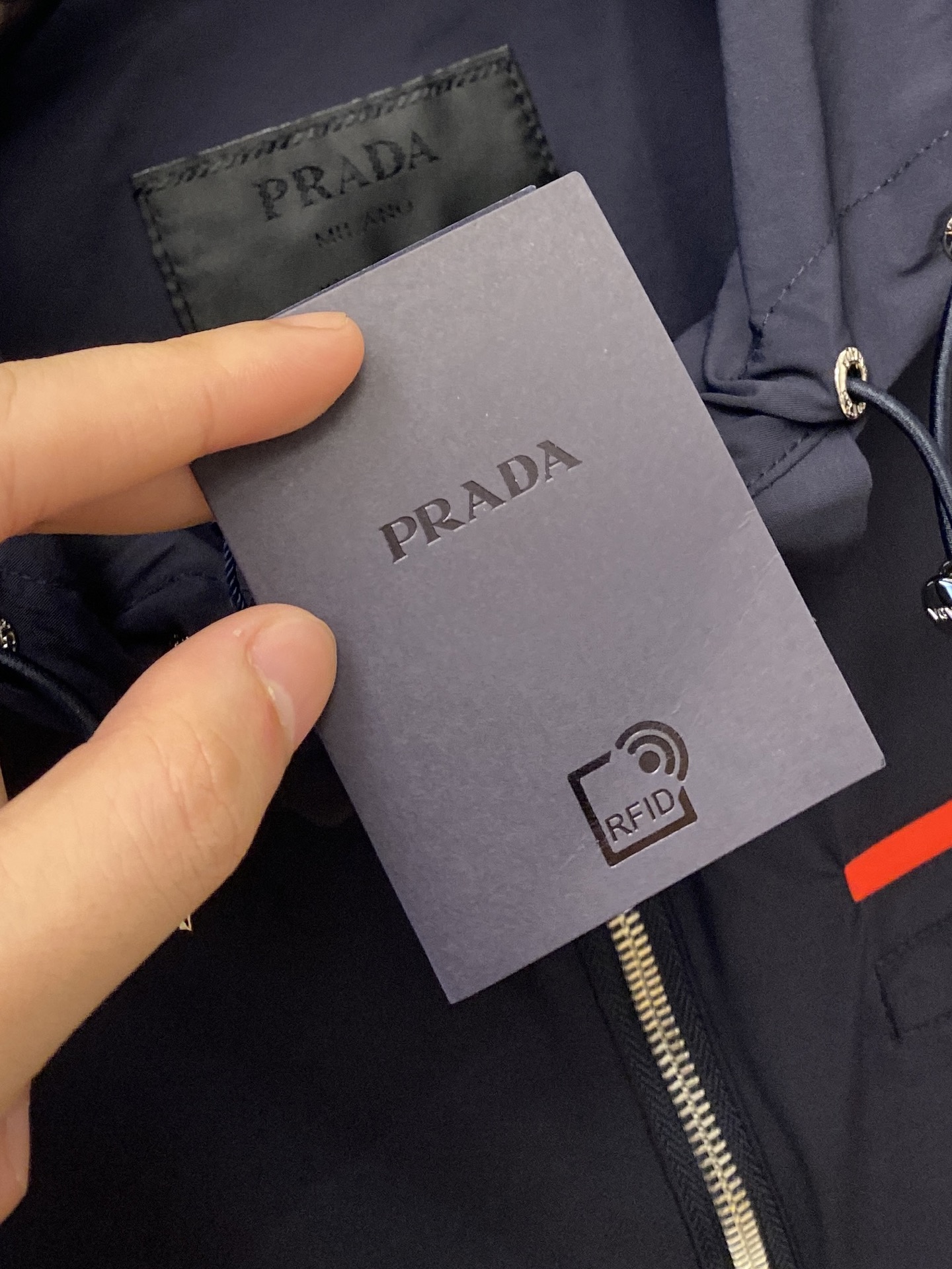 ￼ 普拉达、2025新品夹克外套，时尚帅气，简约百搭款，袖口五金装饰三角标logo，定制原版面料，不仅挺