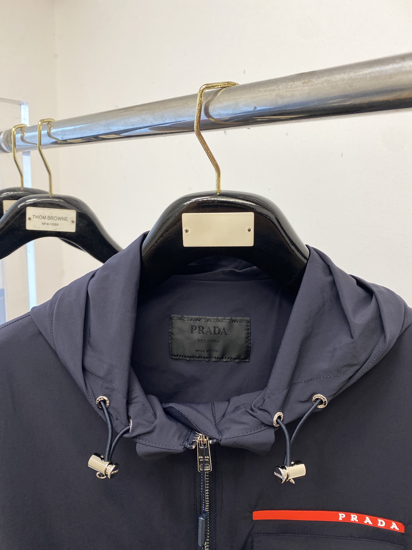 ￼ 普拉达、2025新品夹克外套，时尚帅气，简约百搭款，袖口五金装饰三角标logo，定制原版面料，不仅挺