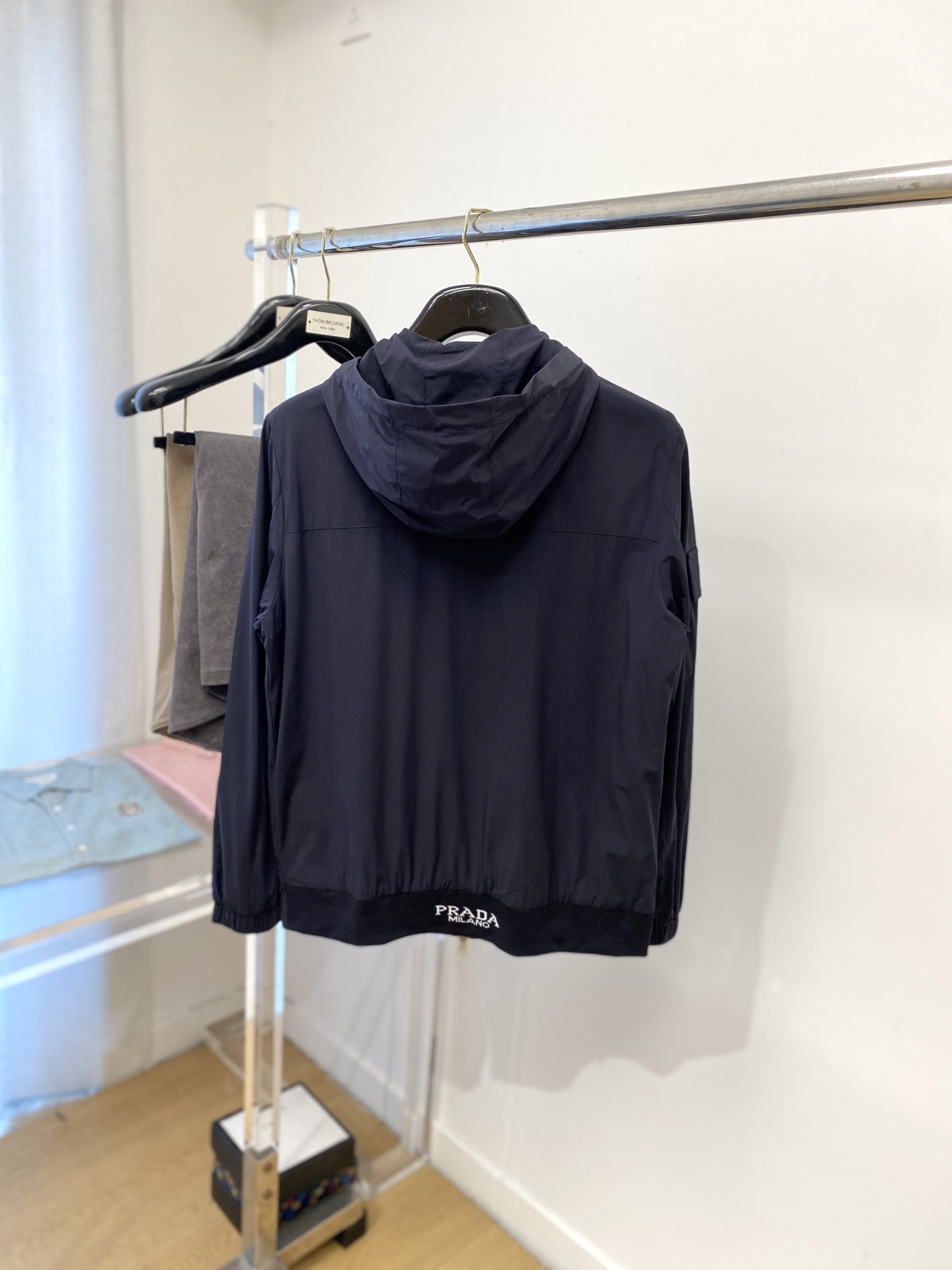 ￼ 普拉达、2025新品夹克外套，时尚帅气，简约百搭款，袖口五金装饰三角标logo，定制原版面料，不仅挺
