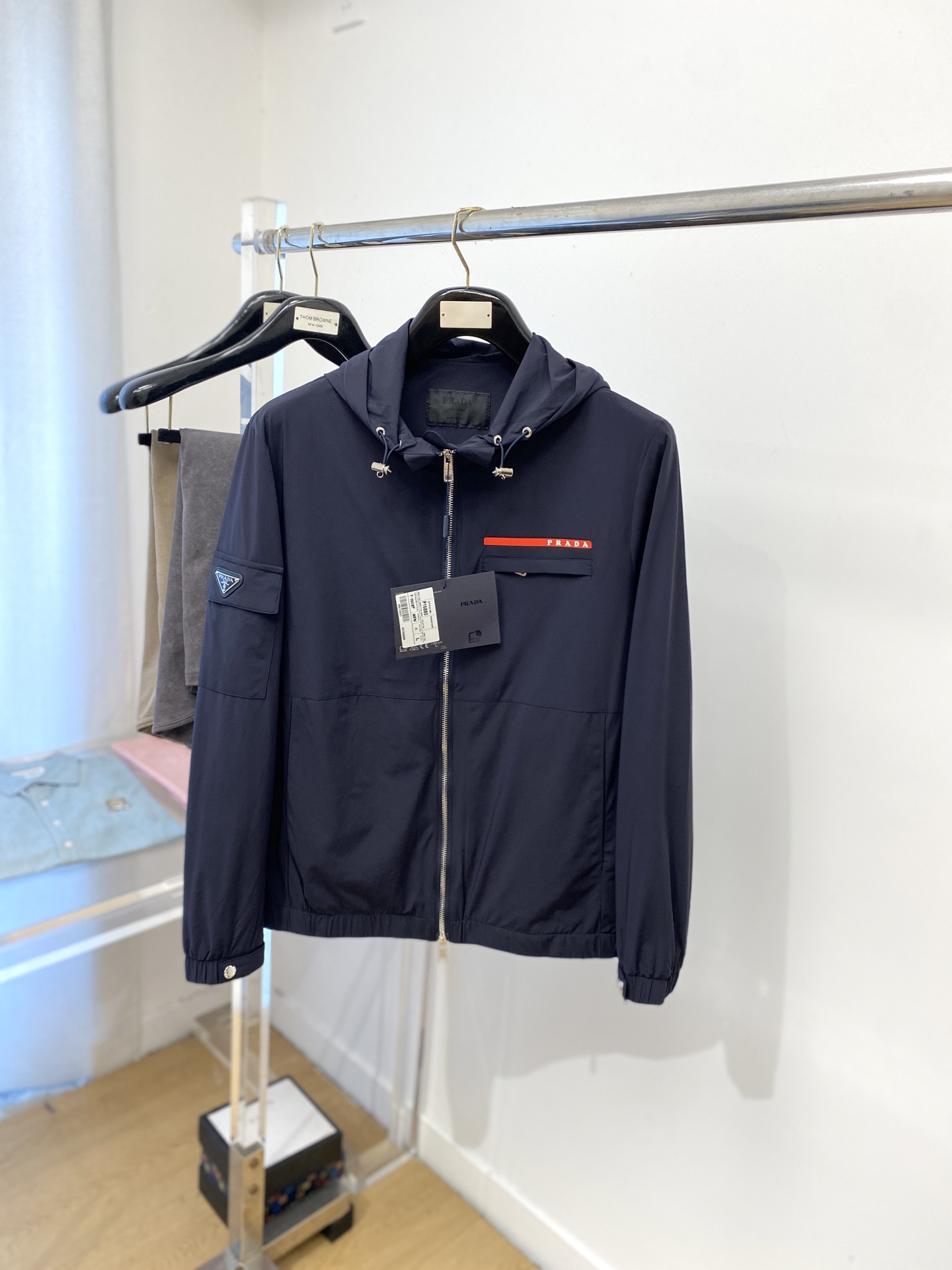 NO:516590,Prada, 2025 new jacket jacket, fashionable and handsome, simple and versatile, cuff hardware decorative triangle logo, customized original fabric, not only crisp, maintains the trendy silhouette, and is comfortable to wear, and the yarn weaving is more delicate, code number M-3XL, prada, jackets & coats, jackets & coats, alexander wang19860909普拉达、2025新品夹克外套,时尚帅气,简约百搭款,袖口五金装饰三角标logo,定制原版面料,不仅挺括,保持潮流的廓形,又穿着舒适,纱织更细腻,码数M-3XL,,prada,jackets & coats,jackets & coats,alexander wang,Men's clothing