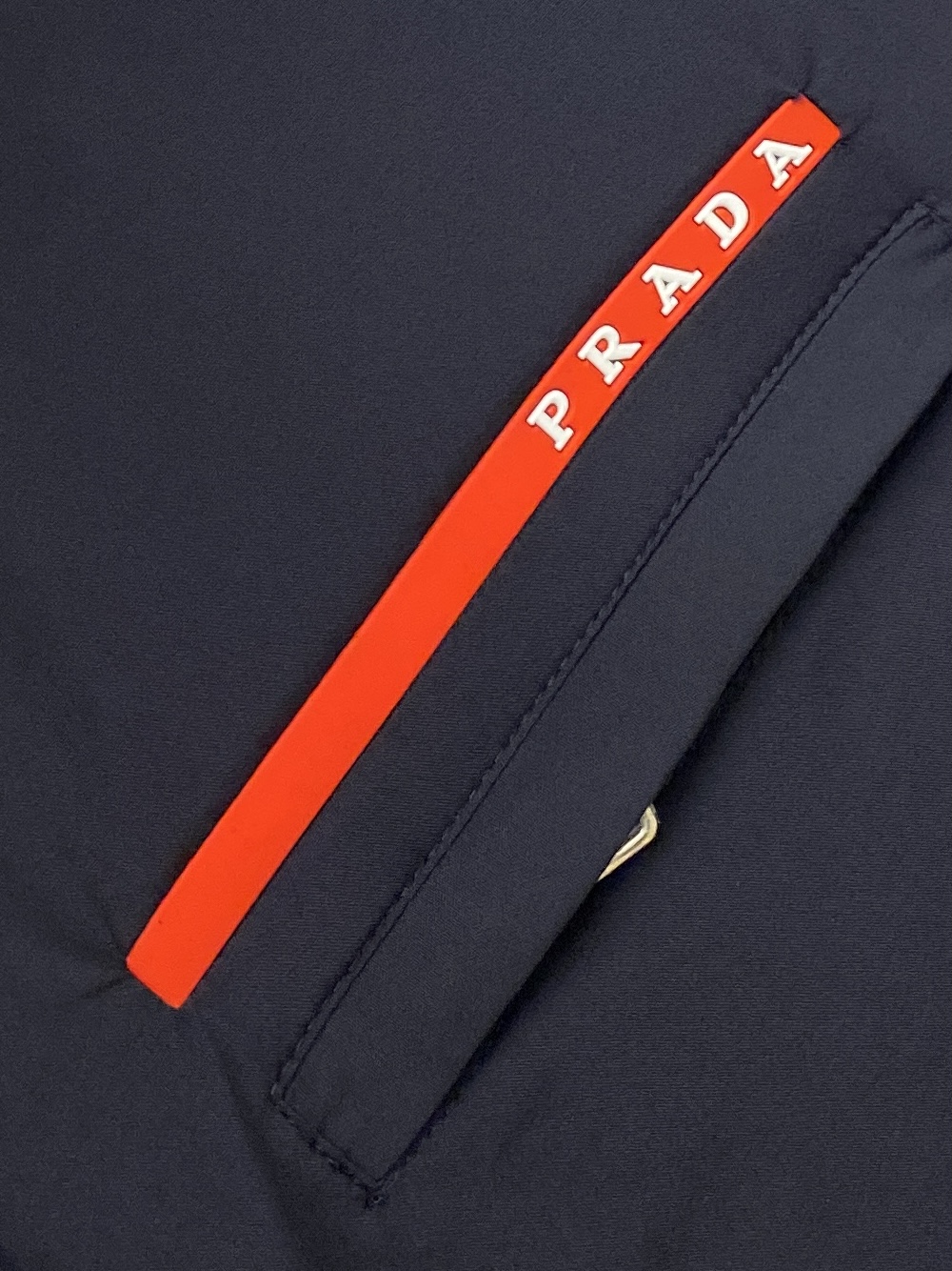 ￼ 普拉达、2025新品夹克外套，时尚帅气，简约百搭款，袖口五金装饰三角标logo，定制原版面料，不仅挺