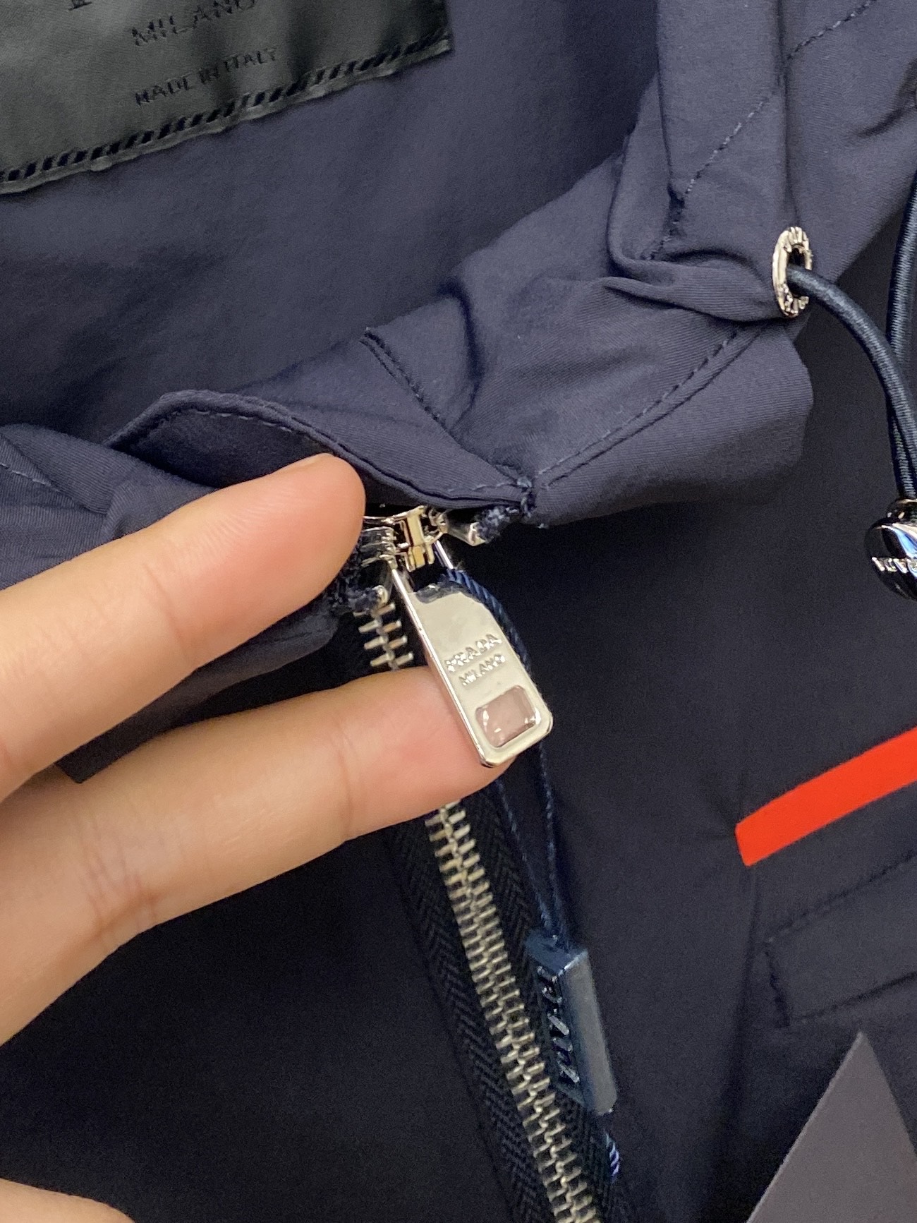 ￼ 普拉达、2025新品夹克外套，时尚帅气，简约百搭款，袖口五金装饰三角标logo，定制原版面料，不仅挺