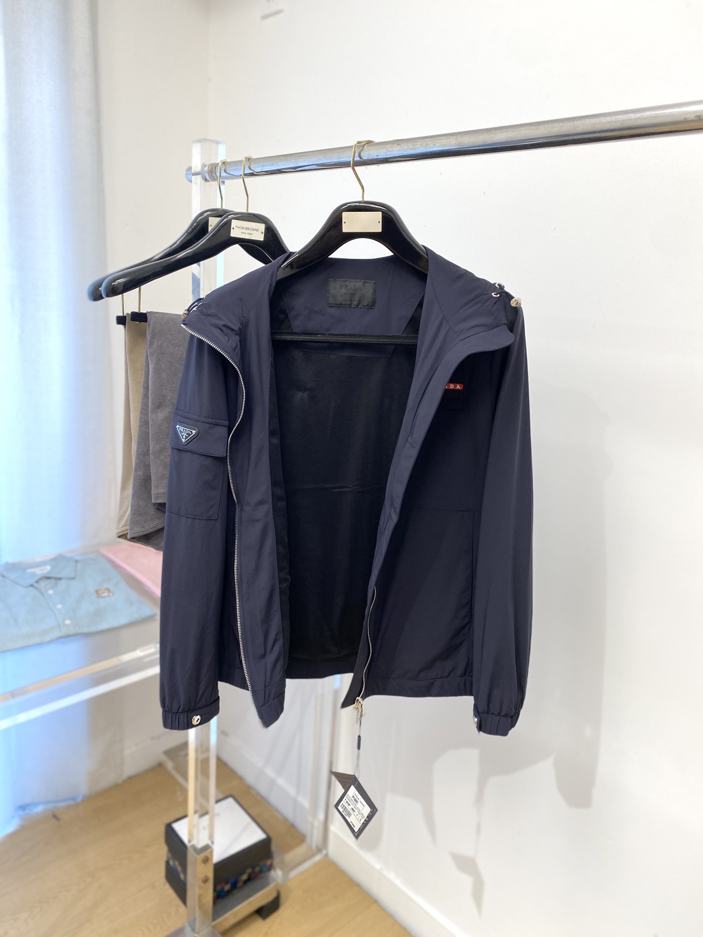 ￼ 普拉达、2025新品夹克外套，时尚帅气，简约百搭款，袖口五金装饰三角标logo，定制原版面料，不仅挺