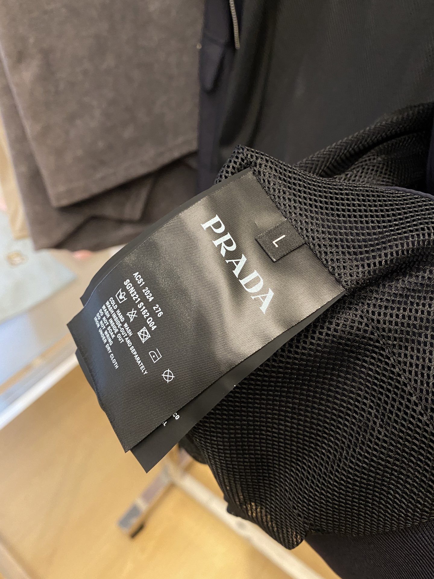 ￼ 普拉达、2025新品夹克外套，时尚帅气，简约百搭款，袖口五金装饰三角标logo，定制原版面料，不仅挺