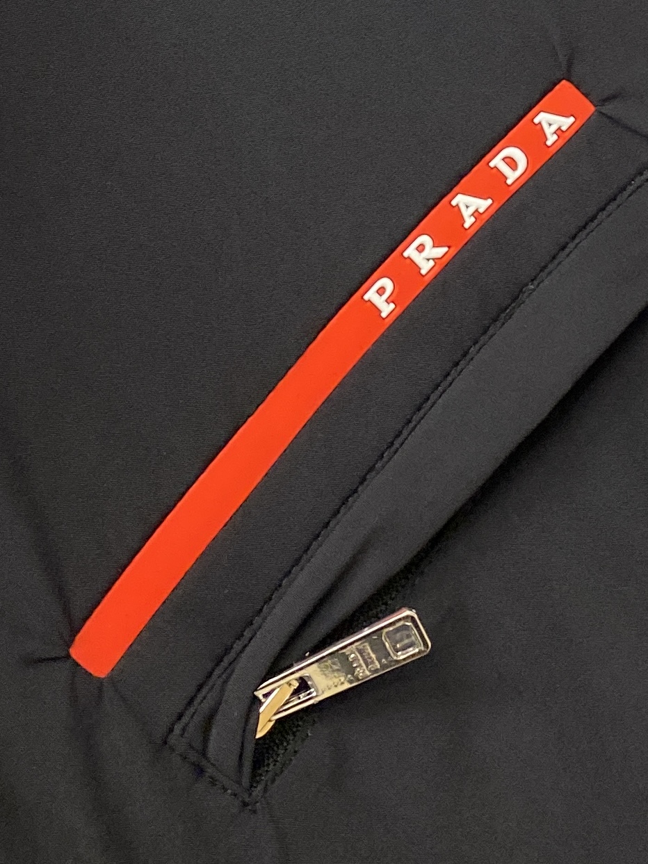 普拉达、2025新品夹克外套，时尚帅气，简约百搭款，袖口五金装饰三角标logo，定制原版面料，不仅挺括，