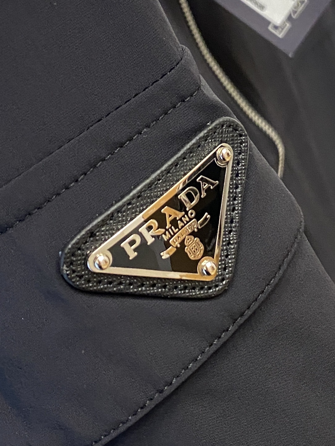 普拉达、2025新品夹克外套，时尚帅气，简约百搭款，袖口五金装饰三角标logo，定制原版面料，不仅挺括，