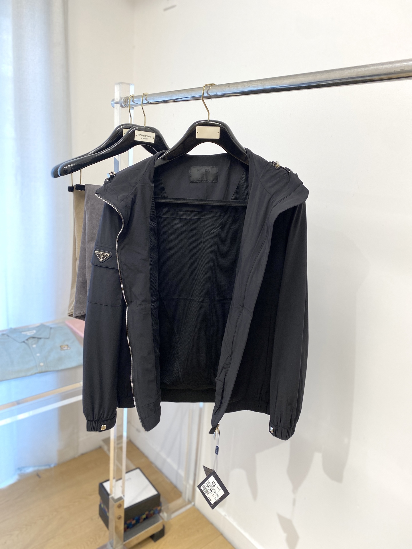 普拉达、2025新品夹克外套，时尚帅气，简约百搭款，袖口五金装饰三角标logo，定制原版面料，不仅挺括，