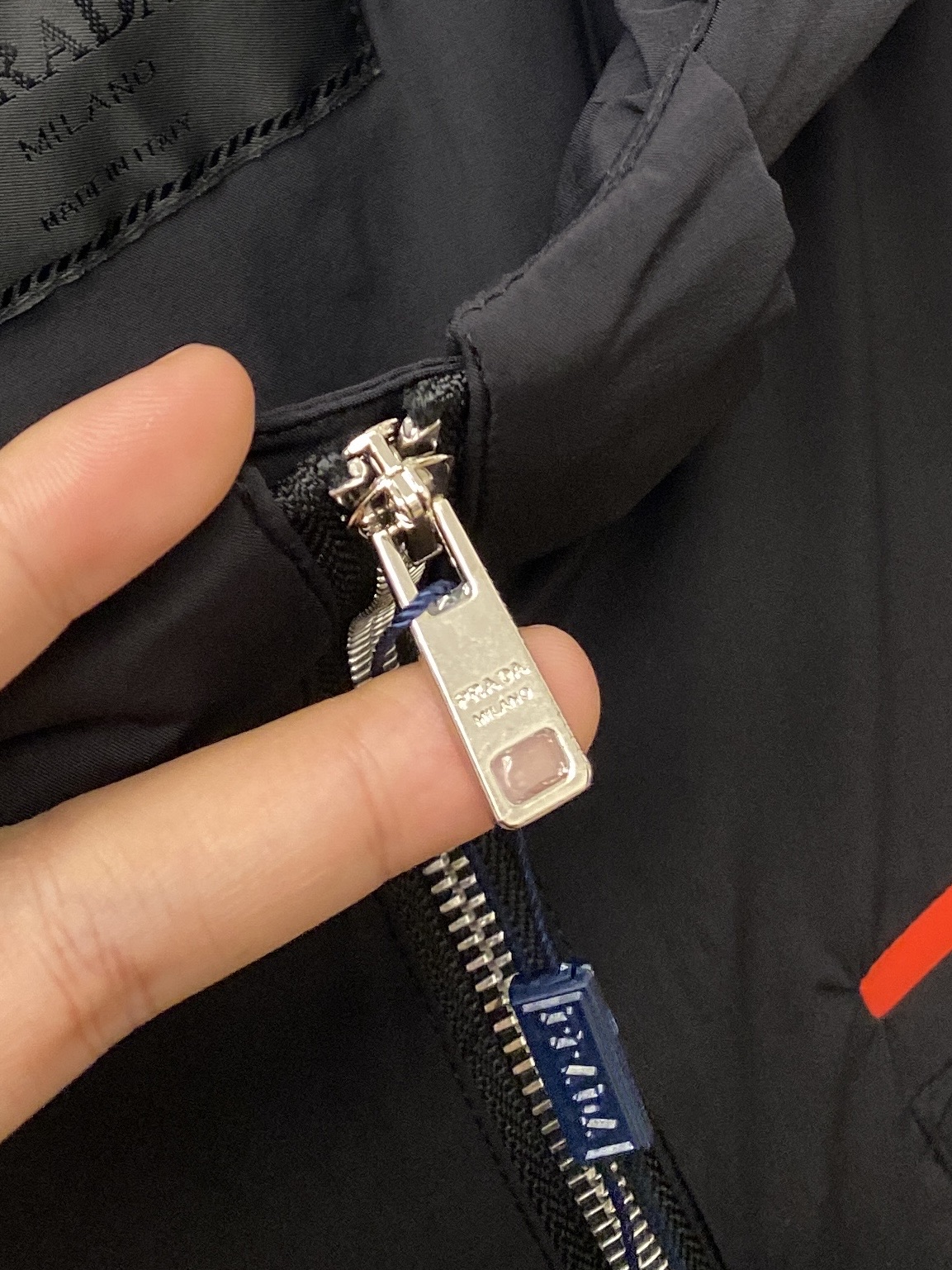 普拉达、2025新品夹克外套，时尚帅气，简约百搭款，袖口五金装饰三角标logo，定制原版面料，不仅挺括，