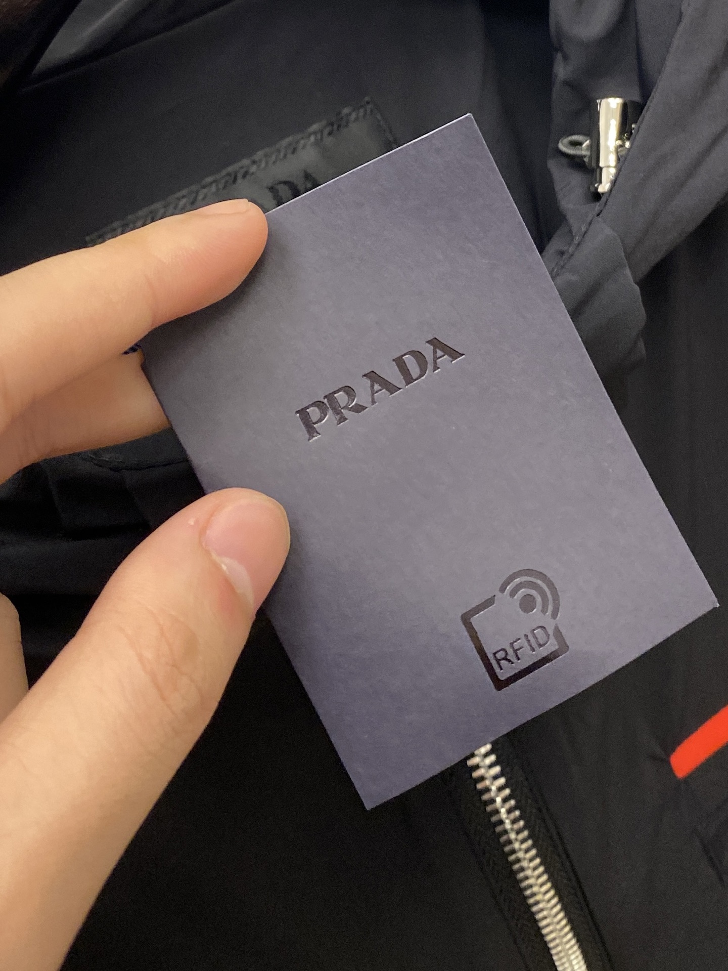 普拉达、2025新品夹克外套，时尚帅气，简约百搭款，袖口五金装饰三角标logo，定制原版面料，不仅挺括，