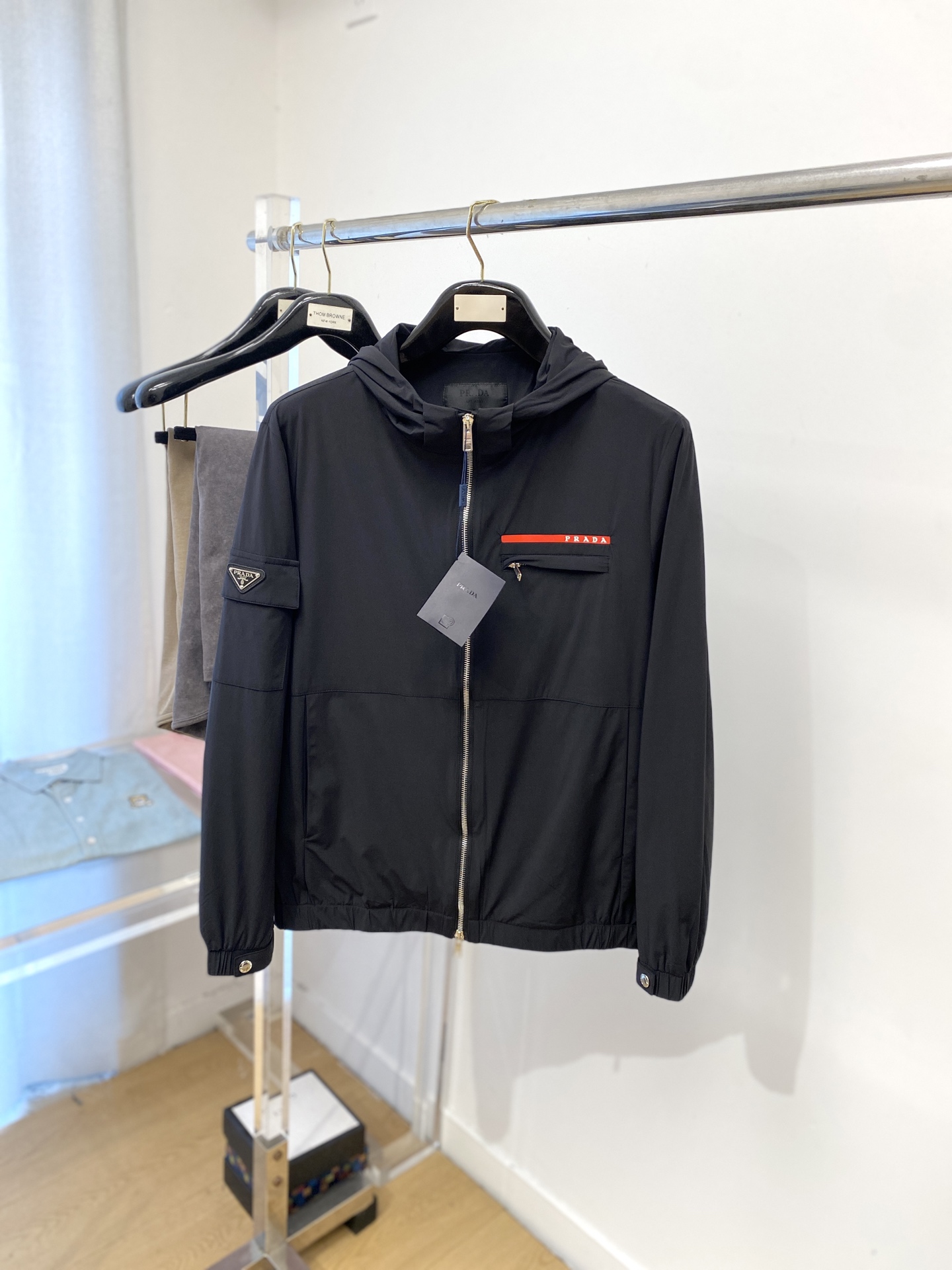 NO:516524,Prada, 2025 new jacket jacket, fashionable and handsome, simple and versatile, cuff hardware decorative triangle logo, customized original fabric, not only crisp, maintains the trendy silhouette, and is comfortable to wear, the yarn weaving is more delicate, the number M-3XL, prada, jackets & coats, jackets & coats, alexander wang19860909普拉达、2025新品夹克外套,时尚帅气,简约百搭款,袖口五金装饰三角标logo,定制原版面料,不仅挺括,保持潮流的廓形,又穿着舒适,纱织更细腻,码数M-3XL,,prada,jackets & coats,jackets & coats,alexander wang,Men's clothing