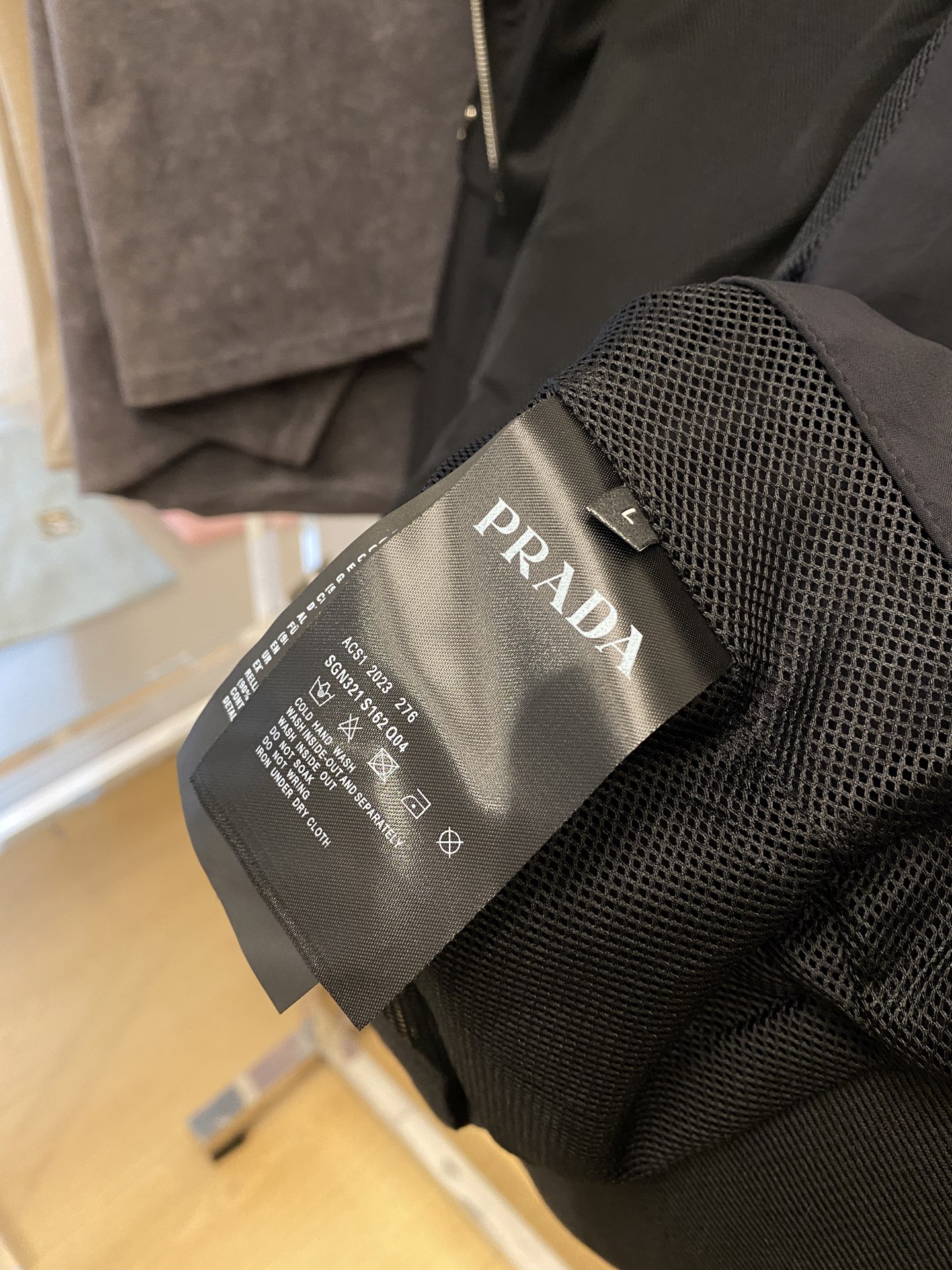 普拉达、2025新品夹克外套，时尚帅气，简约百搭款，袖口五金装饰三角标logo，定制原版面料，不仅挺括，