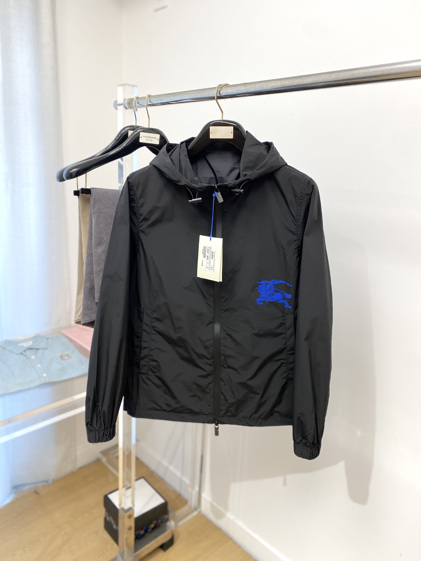 NO:516586,Burberry, 2025 new jacket jacket, fashionable and handsome, simple and versatile style, embroidered decorative pattern logo under the clothes, customized original fabric, not only crisp, maintains the trendy silhouette, and is comfortable to wear, and the yarn is more delicate, the number M-3XL, burberry, jackets & coats, jackets & coats, alexander wang19860909巴宝莉、2025新品夹克外套,时尚帅气,简约百搭款,衣下刺绣装饰图案logo,定制原版面料,不仅挺括,保持潮流的廓形,又穿着舒适,纱织更细腻,码数M-3XL,,burberry,jackets & coats,jackets & coats,alexander wang,Men's clothing