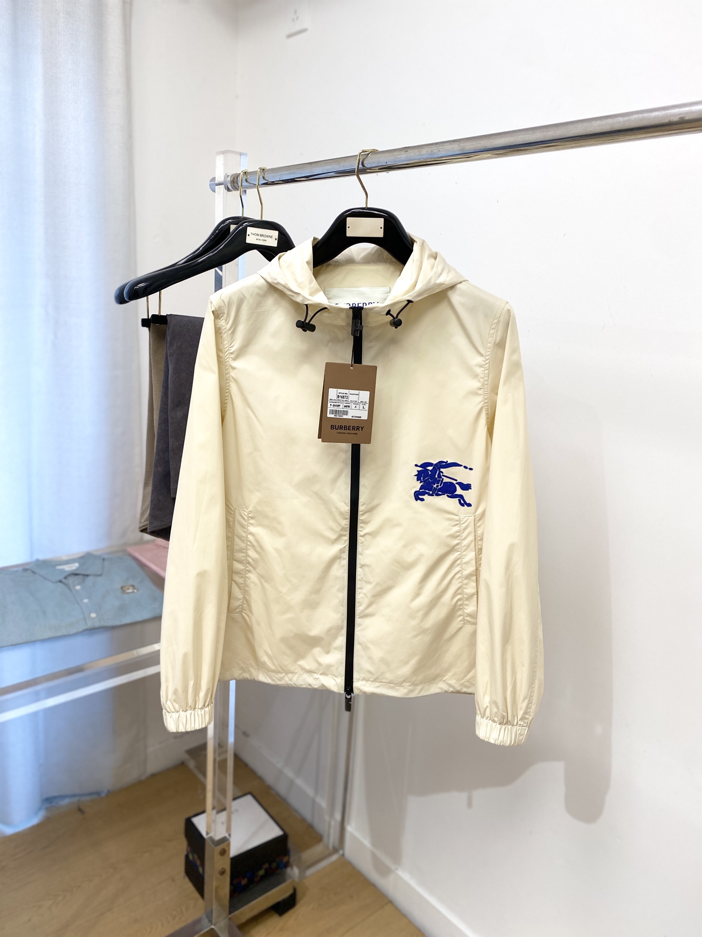 NO:595084,Burberry, 2025 new jacket, fashionable and handsome, simple and versatile, embroidered decorative pattern logo on the bottom, customized original fabric, not only crisp and maintain the trendy silhouette, but also comfortable to wear, the yarn is more delicate, size M-3XL,,burberry,jackets & coats,jackets & coats,alexander wang19860909巴宝莉、2025新品夹克外套,时尚帅气,简约百搭款,衣下刺绣装饰图案logo,定制原版面料,不仅挺括,保持潮流的廓形,又穿着舒适,纱织更细腻,码数M-3XL,,burberry,jackets & coats,jackets & coats,alexander wang,Men's clothing