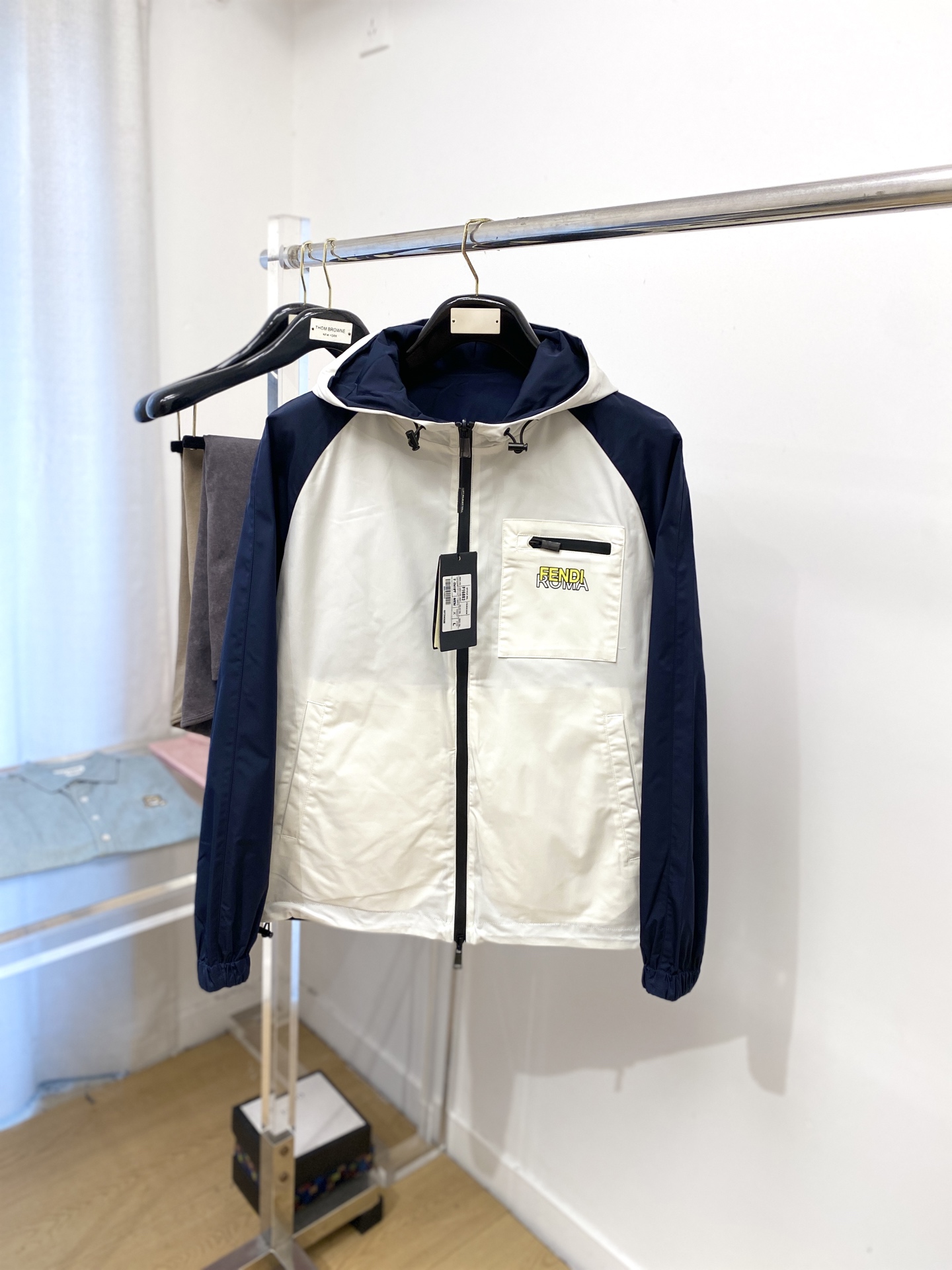 NO:516526,Fendi, 2025 new double-sided jacket, fashionable and handsome, simple and versatile, top printed letter logo on the chest, customized original fabric, not only crisp, maintains the trendy silhouette, and is comfortable to wear, and the yarn is more delicate, the number M-3XL, fendi, jackets & coats, jackets & coats, alexander wang19860909芬迪、2025新品双面穿夹克外套,时尚帅气,简约百搭款,胸前顶级印花字母logo,定制原版面料,不仅挺括,保持潮流的廓形,又穿着舒适,纱织更细腻,码数M-3XL,,fendi,jackets & coats,jackets & coats,alexander wang,Men's clothing