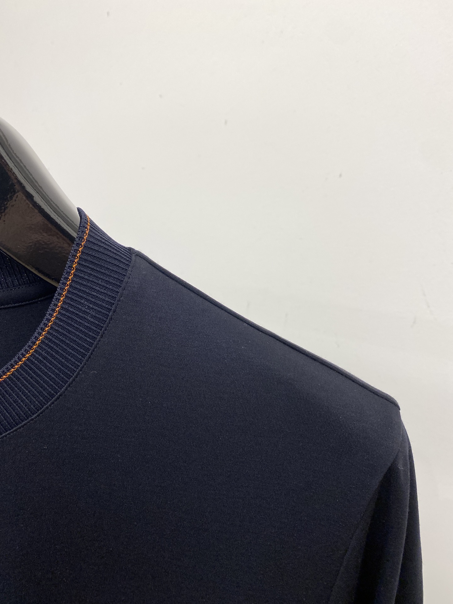 杰尼亚、2025新品长袖打底，帅气时尚，胸前设计凹凸印胶图案logo，简约百搭款。面料棉 不仅挺括，保持